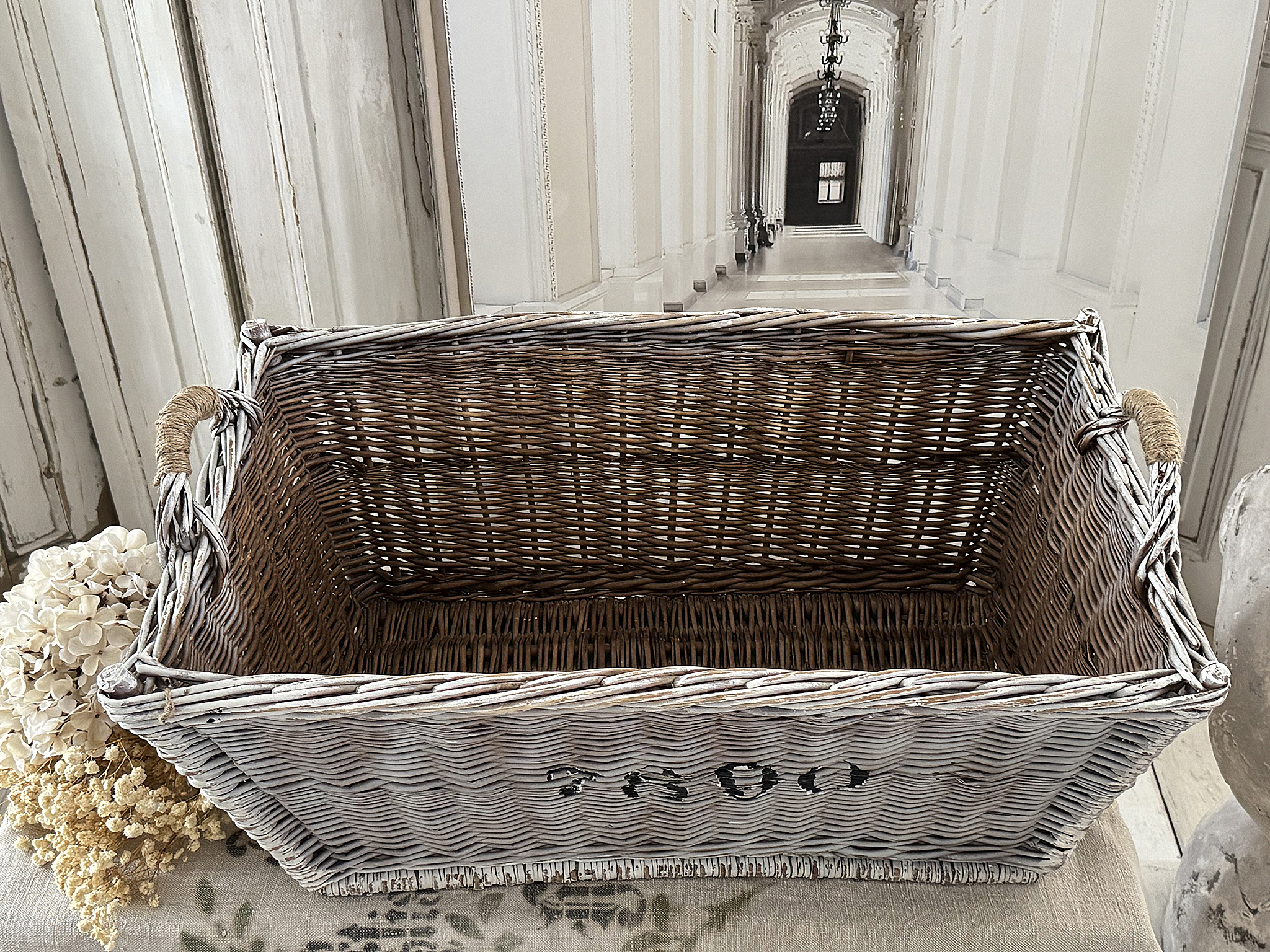 Alter Weidenkorb mit sanftem Vintage-Flair***