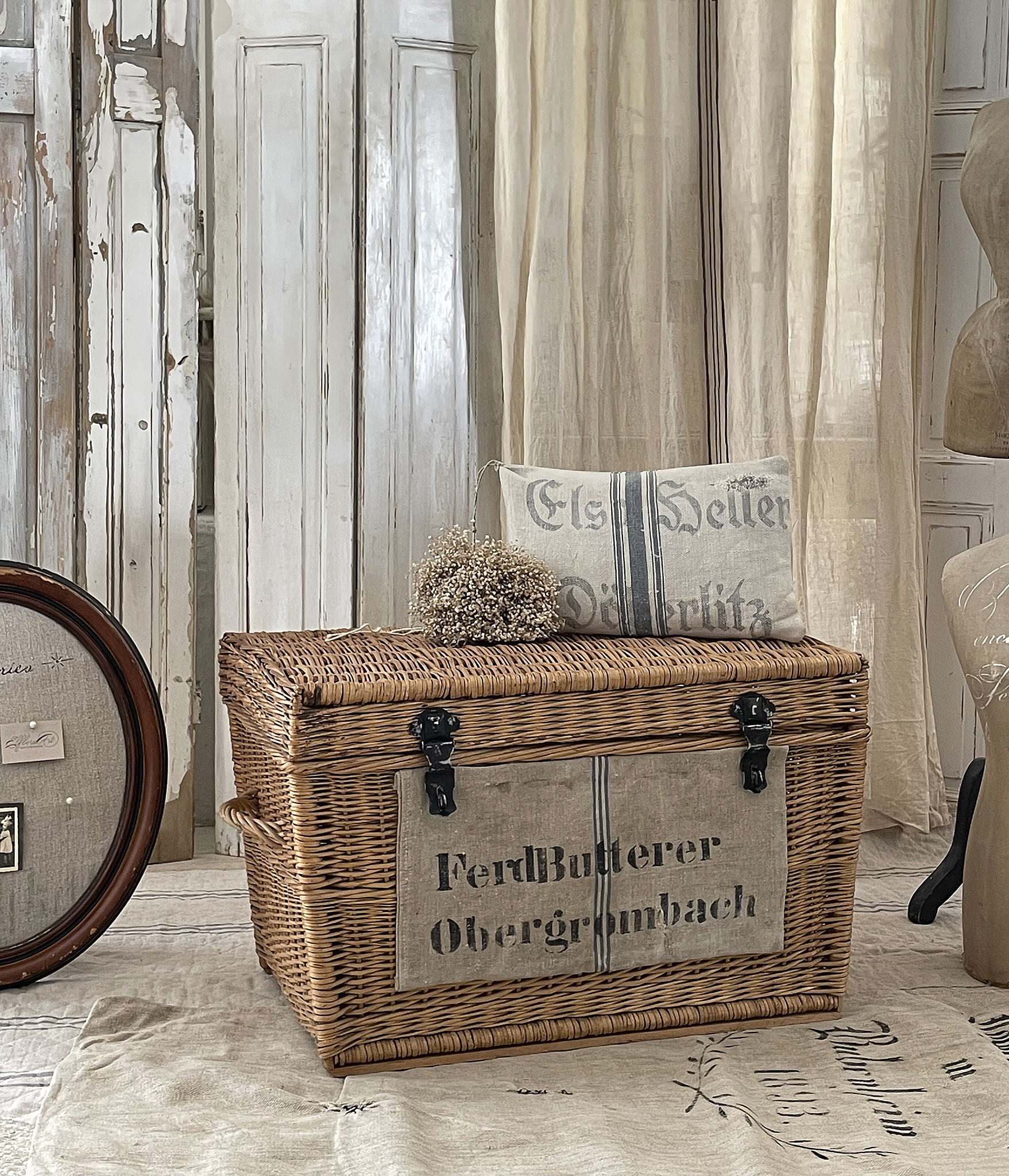 Rattantruhe im vintage Stil mit nostalgischem Druck Klassische Rattantruhe mit der Aufschrift "FerdButterer Obergrünbach" zur stilvollen Aufbewahrung