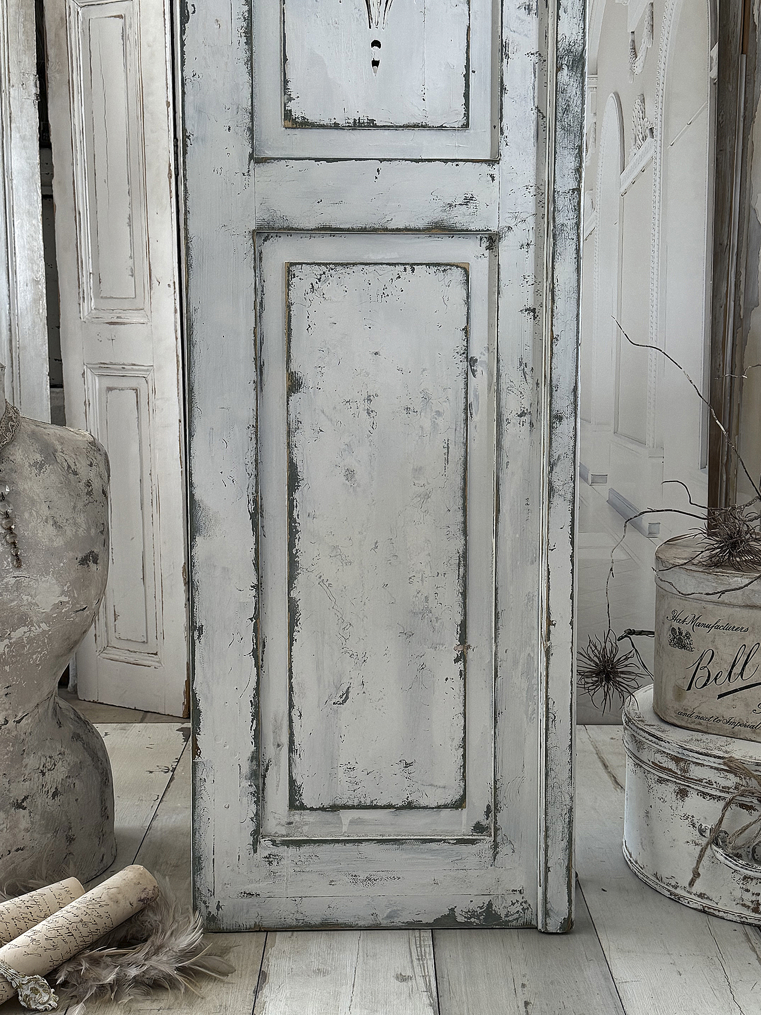 Antiker französischer Shabby-Fensterladen aus Vollholz mit Lilien-Dekor 1***
