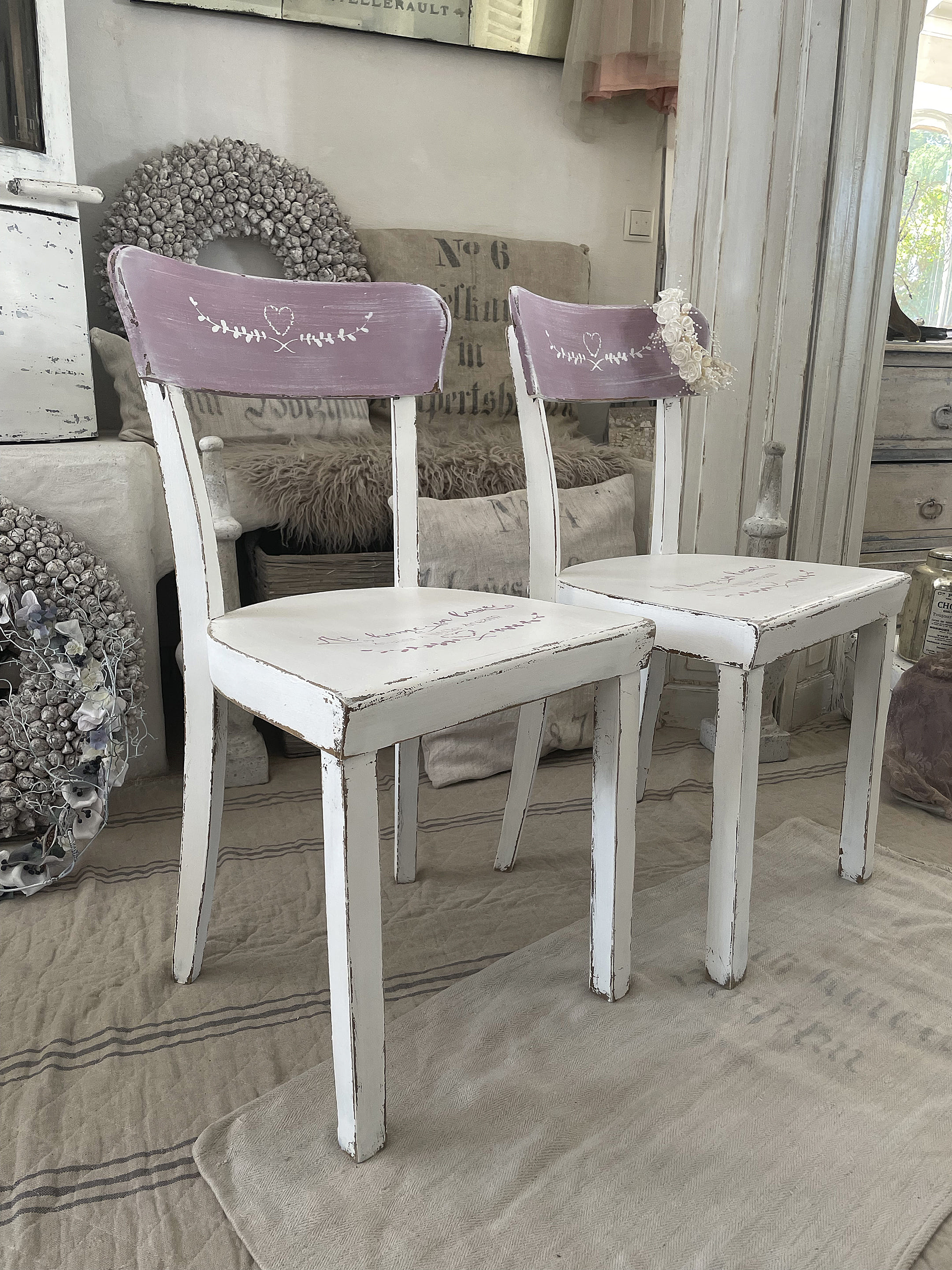 Zwei Vintage-Stühle mit lila Rückenlehne, rustikales Design, im romantischen Ambiente