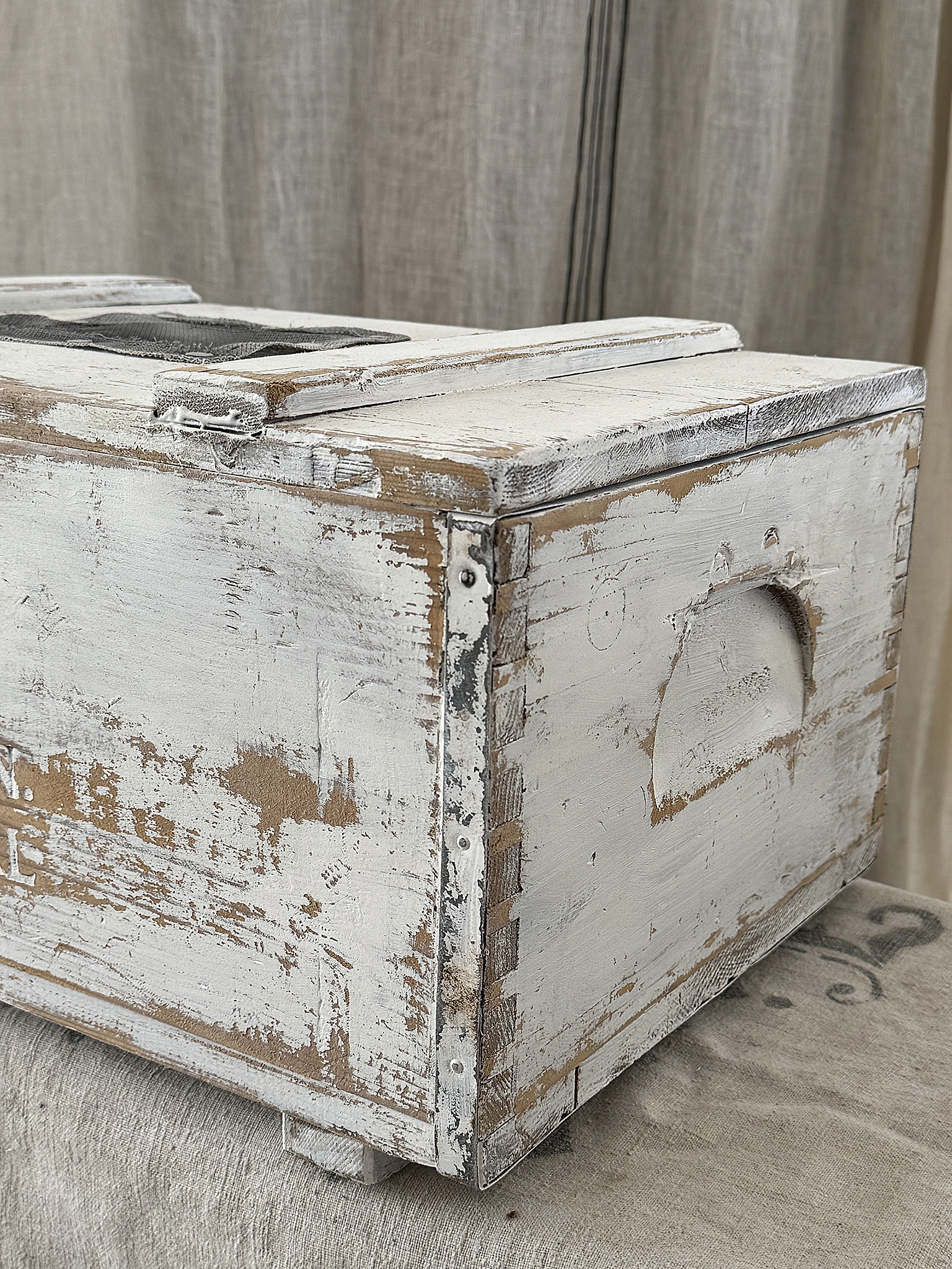 Alte Transportkiste aus Massivholz mit historischem Charme***