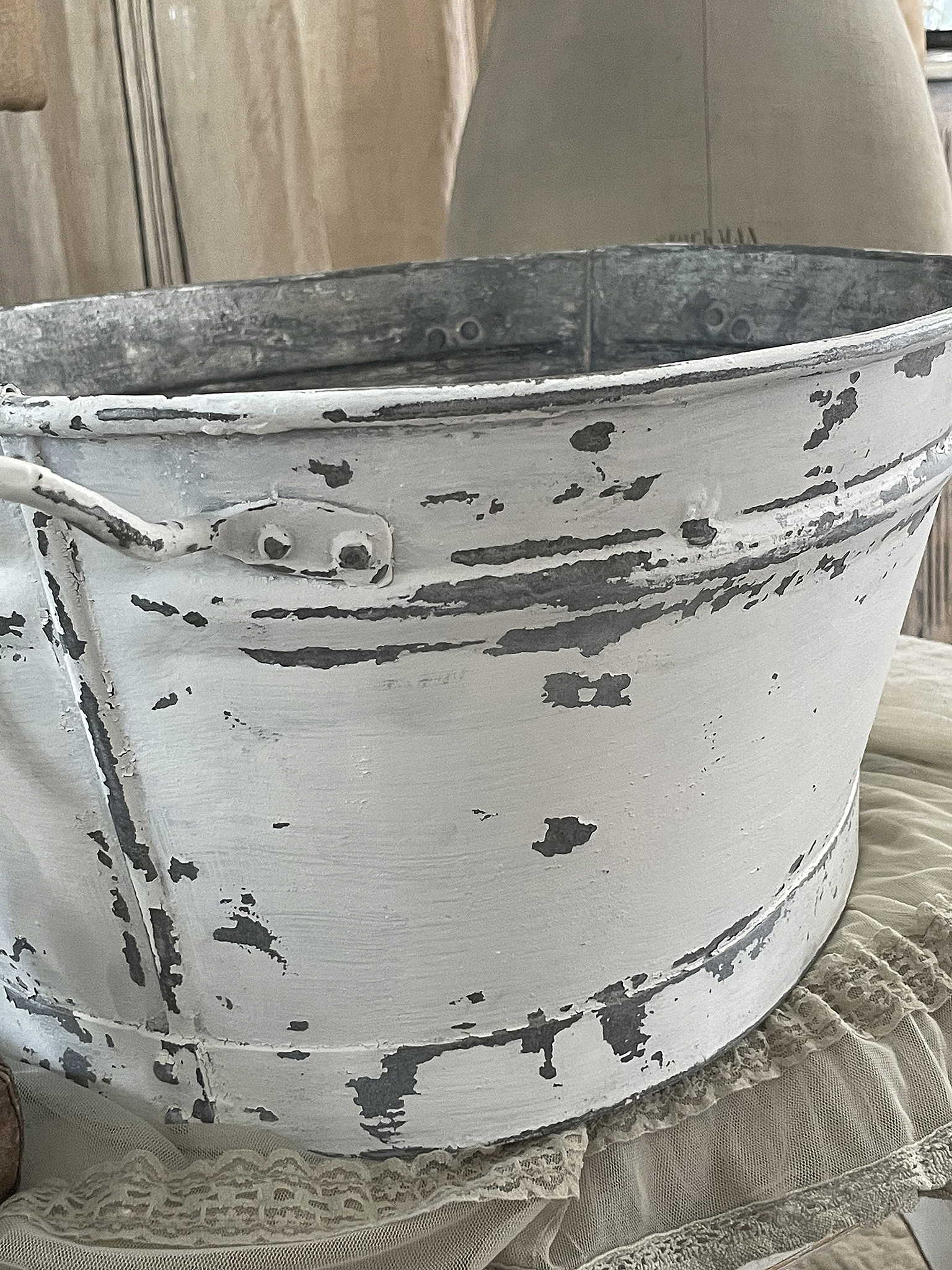 Alte Shabby-Zinkwanne im weißen Kleid***