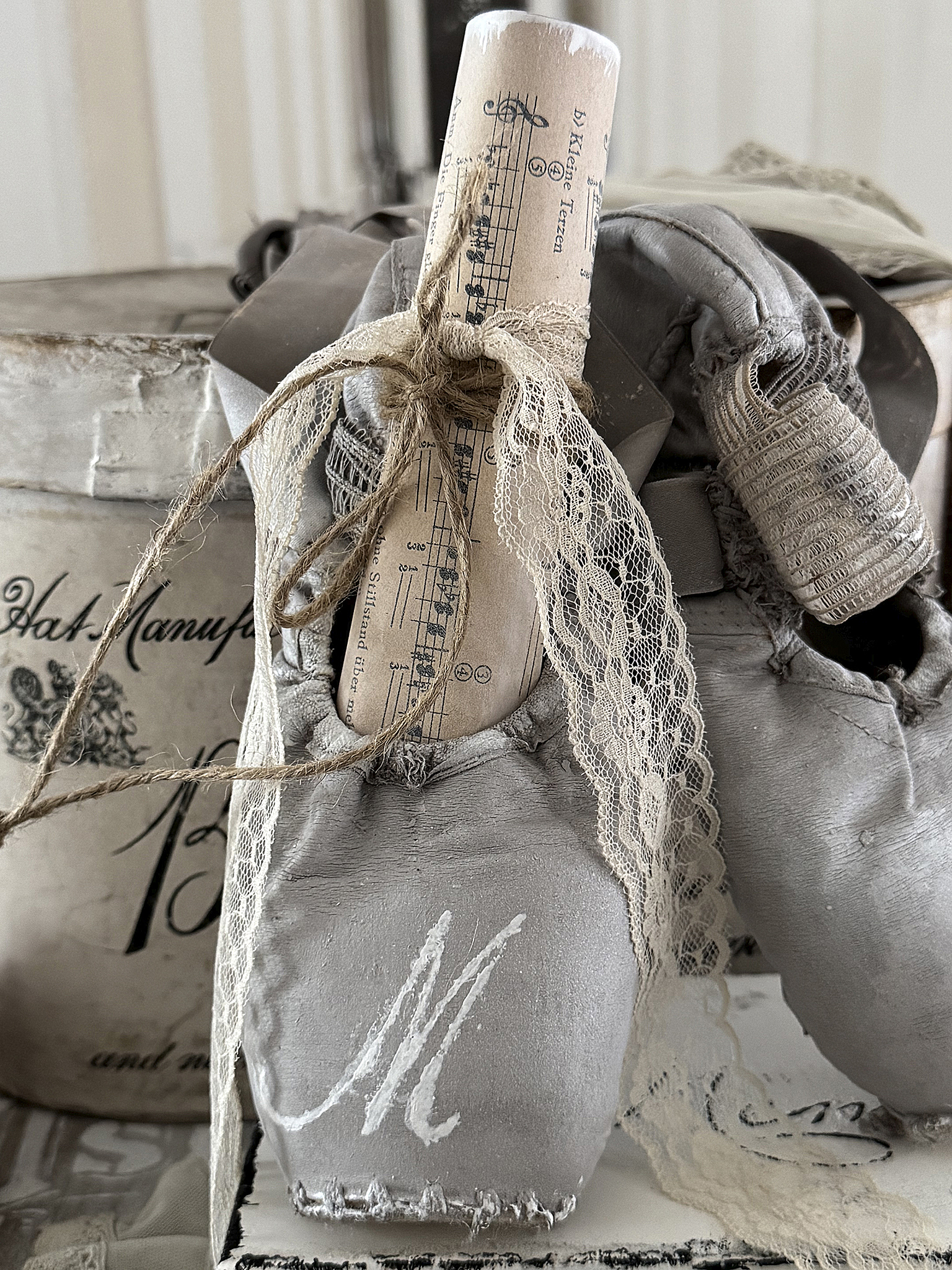 Alte Spitzenschuhe in Taupen – Vintagekleid mit Charme und Charakter***