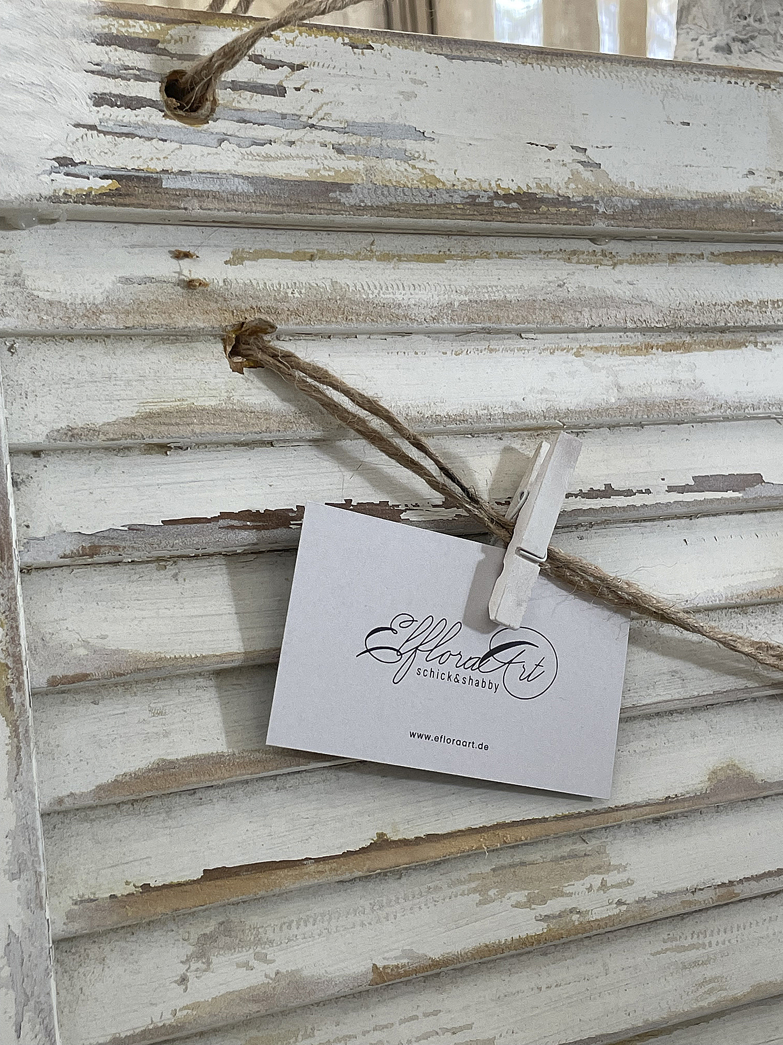 Dekorativer Shabby-Chic Holzrahmen mit Etikett Shabby-Chic Holzrahmen in Weiß mit Etikett von EffloraArt