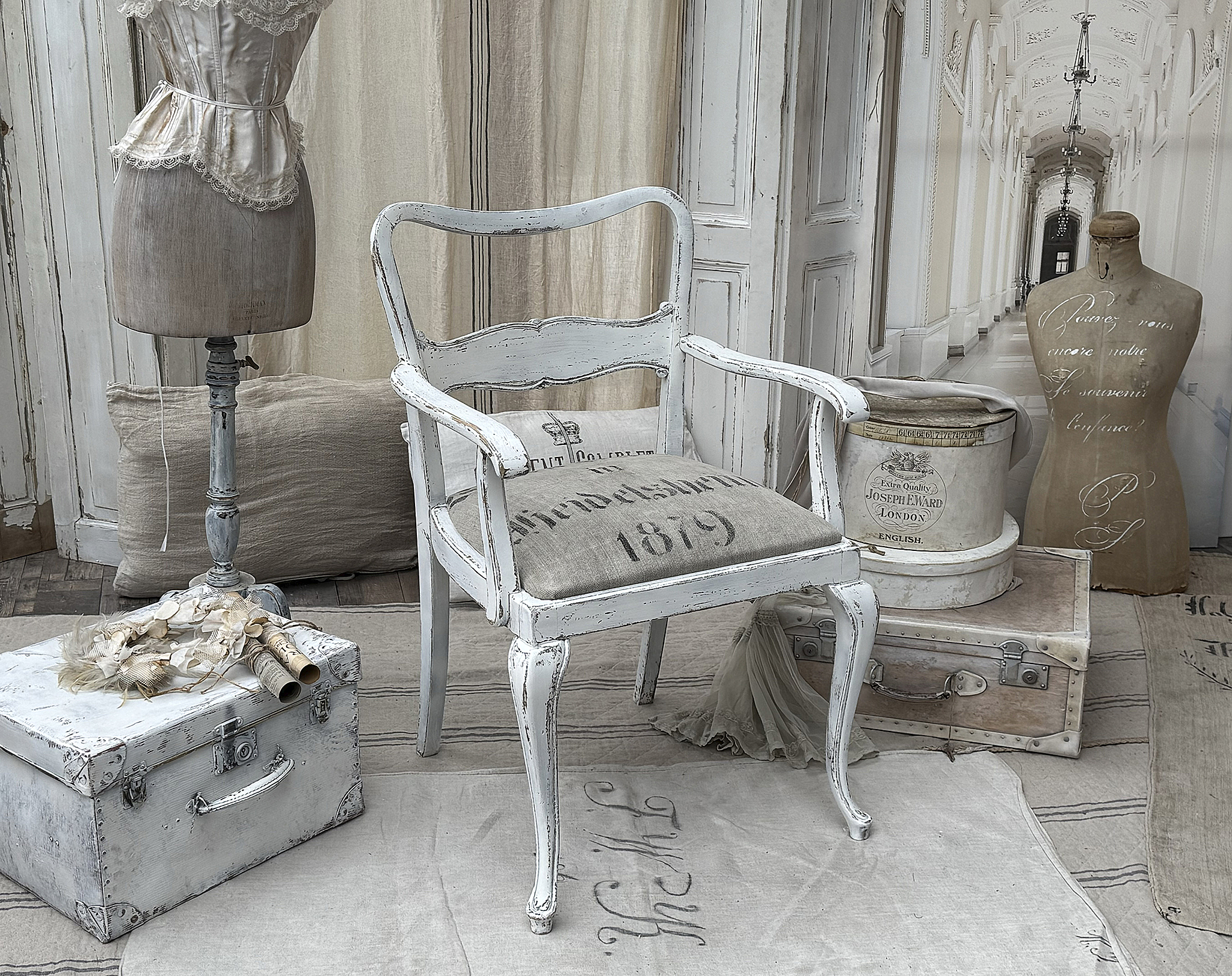 Klassischer Shabby-Chic Raum mit antikem Stuhl und Dekoration Antiker Stuhl und Dekoration im Shabby-Chic Stil, ideal für stilvolle Inneneinrichtungen.