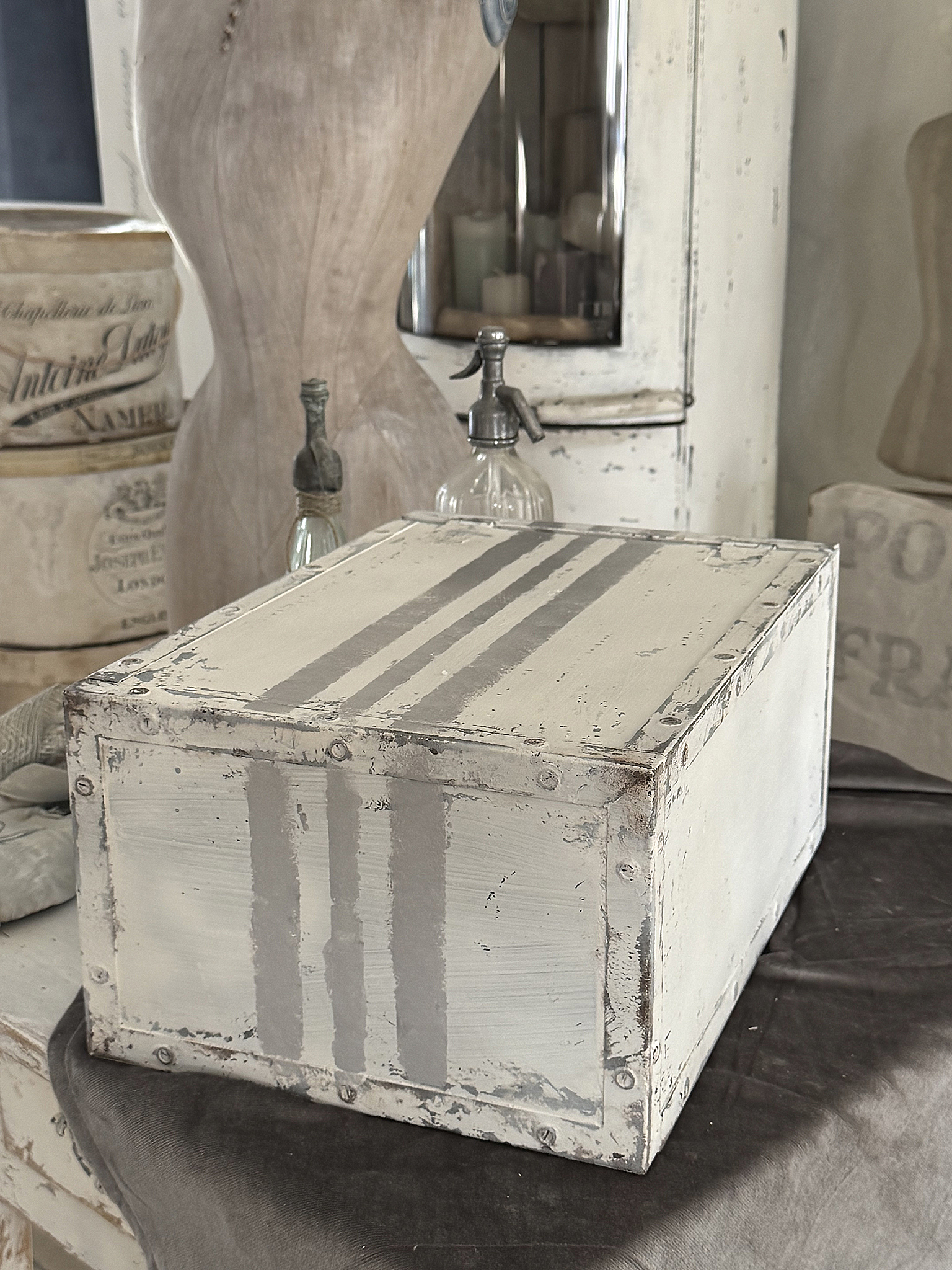 Alte Shabby-Holzkiste mit Metallbeschlägen – Vintage trifft Industriecharme***