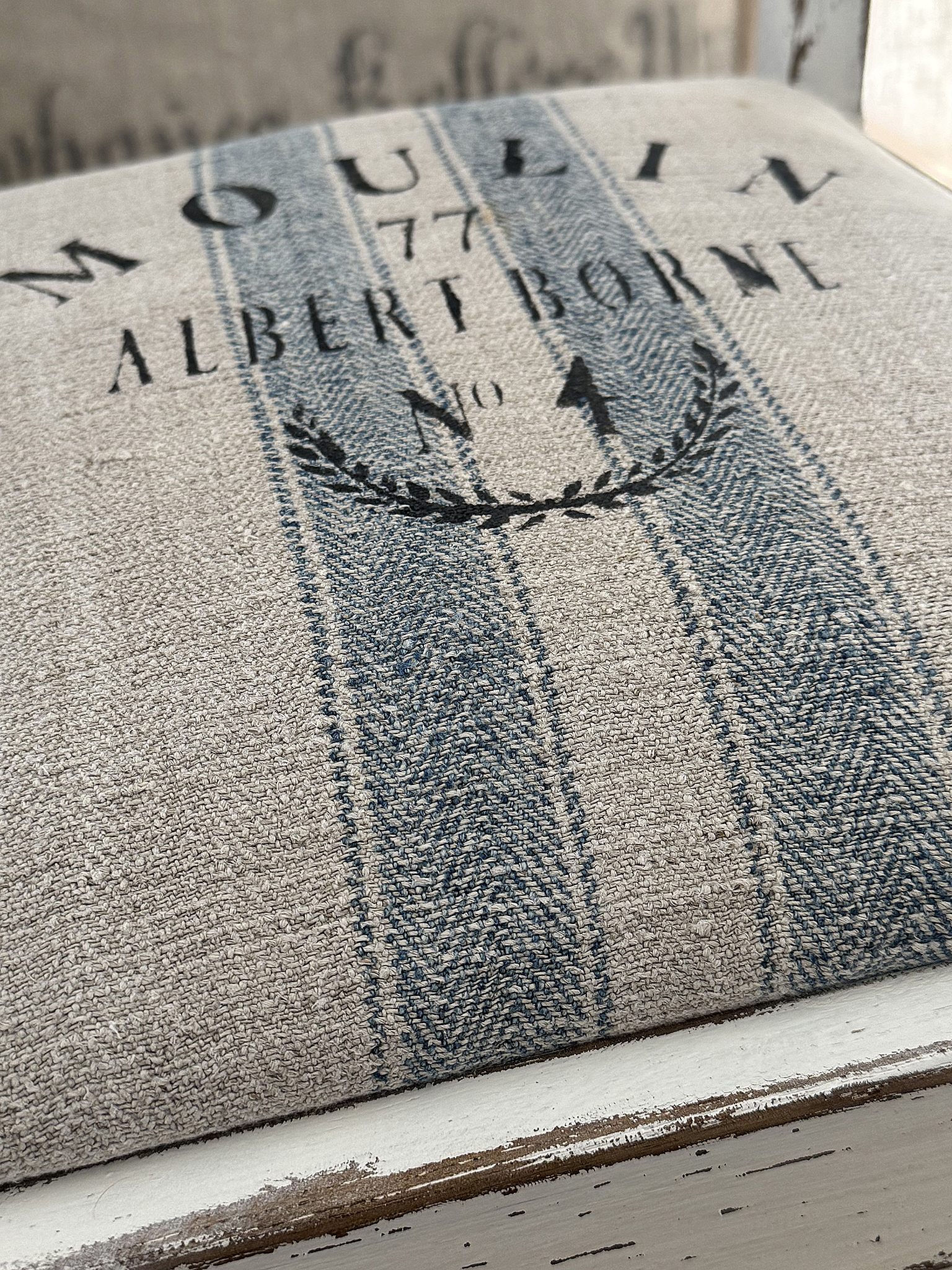 Alter Polsterstuhl mit Mehlsack Moulin***