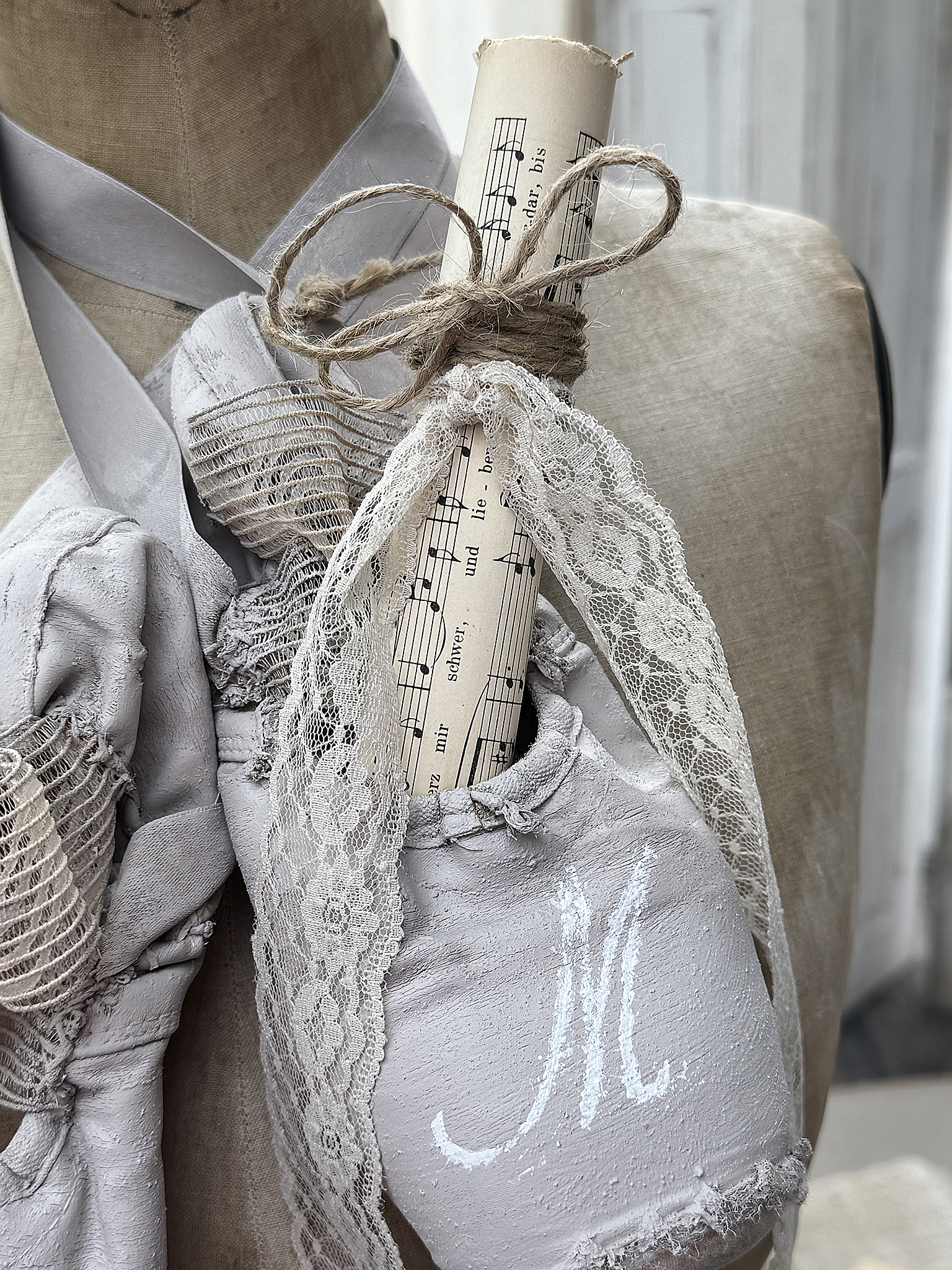 Alte Spitzenschuhe im taupen Vintagekleid M*** Alte Spitzenschuhe im taupen Vintagekleid M***