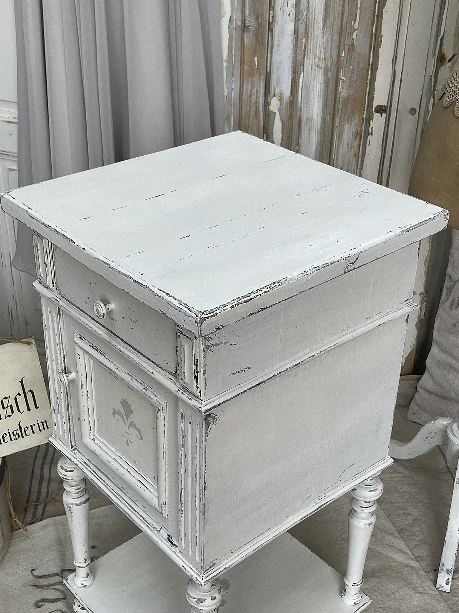 Reizender antiker Säulenschrank im Shabbykleid*** Reizender antiker Säulenschrank im Shabbykleid***