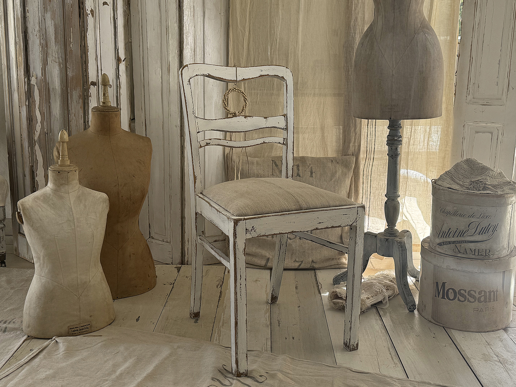 Schöner Polsterstuhl mit Bezug aus altem Leinensack***