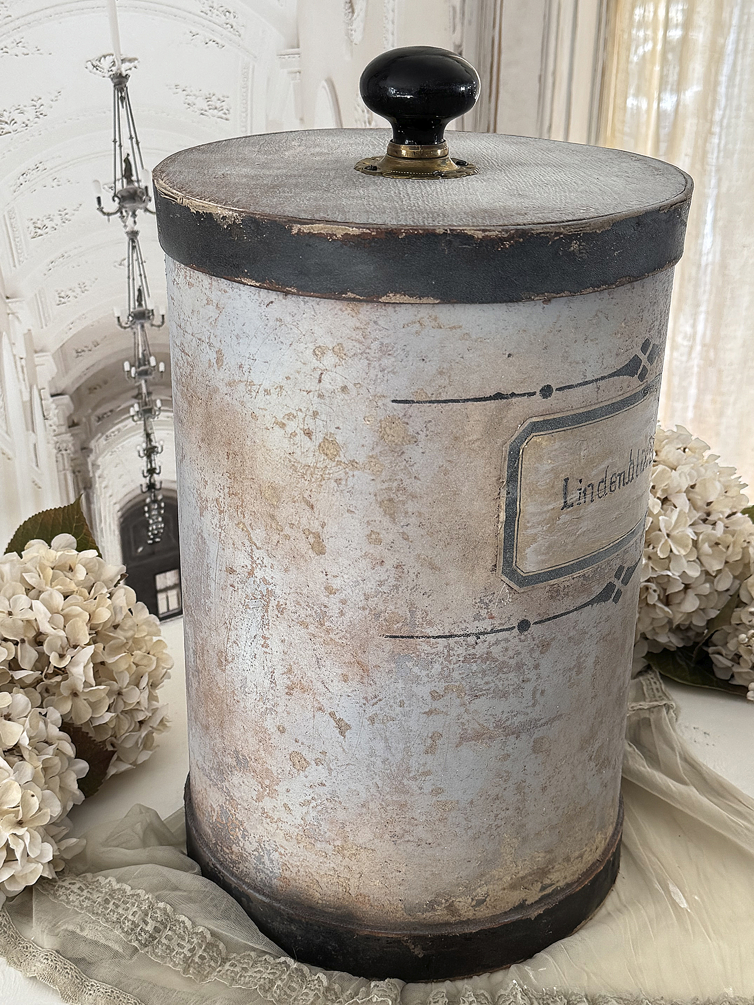 Große antike Apothekerdose Lindenblüten – Vintage Apothekendose aus Pappe & Holz mit Patina, Messingknauf & Shabby Chic Deko***