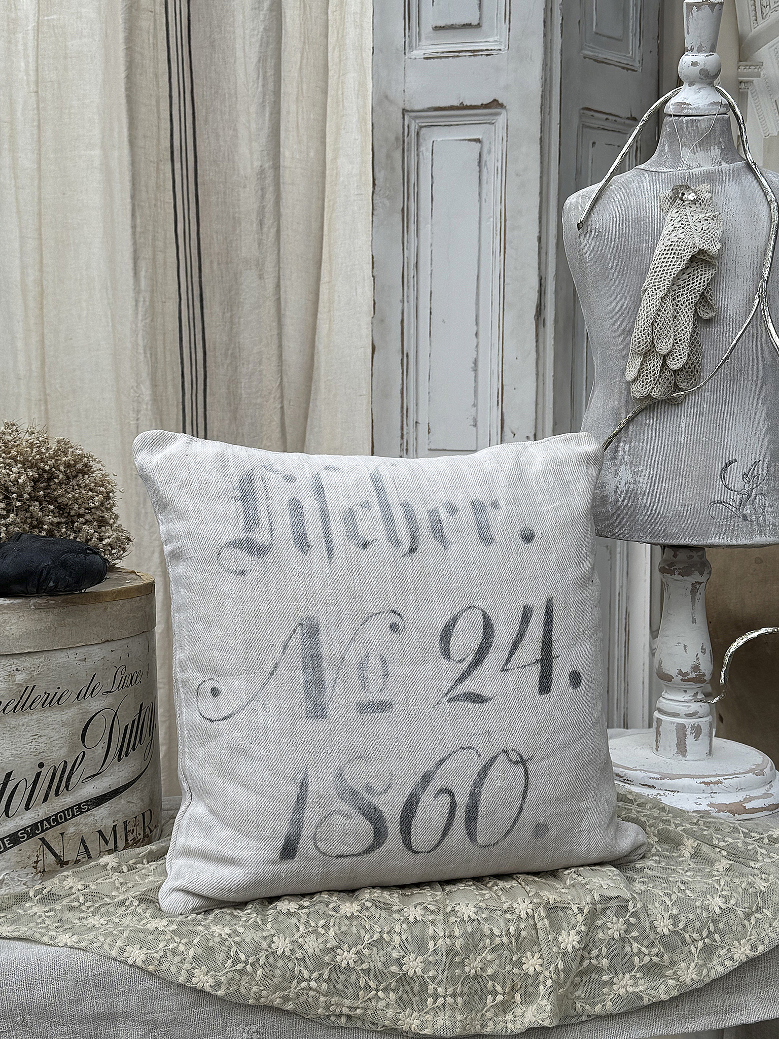 Vintage Kissen mit der Aufschrift Nr. 24. 1860 auf einem hellen Hintergrund