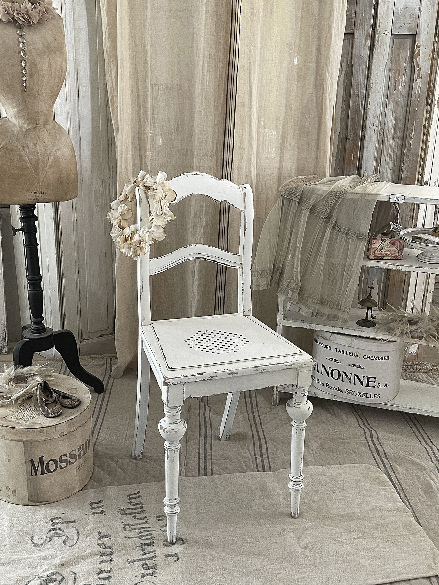 Vintagestuhl im Shabby Chic Stil mit weißer Farbgebung Ein nostalgischer Vintagestuhl im Shabby Chic Design, umgeben von stilvollen Accessoires.