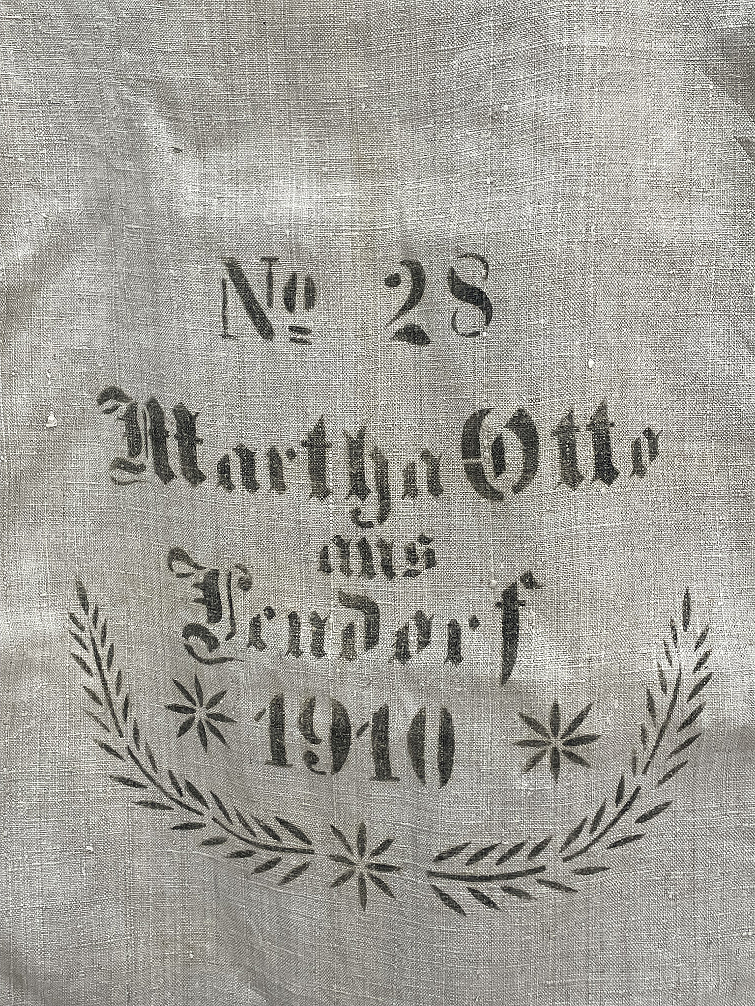 Leinenstoff mit der Aufschrift Nr. 28, Martha Götte aus Lendersdorf, Jahr 1910