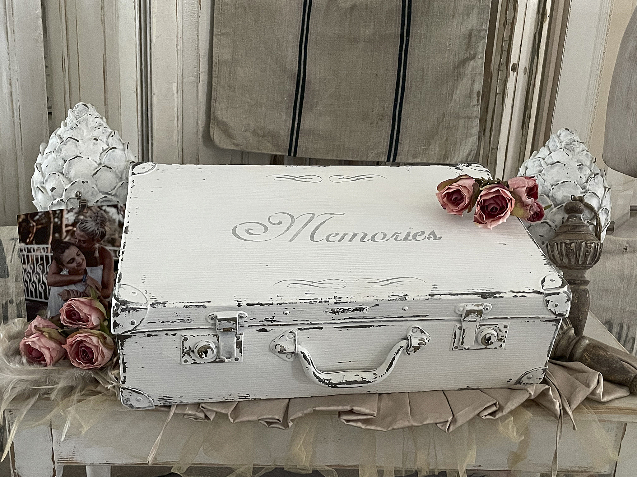 Dekorative weiße Erinnerungsbox mit Rosendekoration und einem Foto