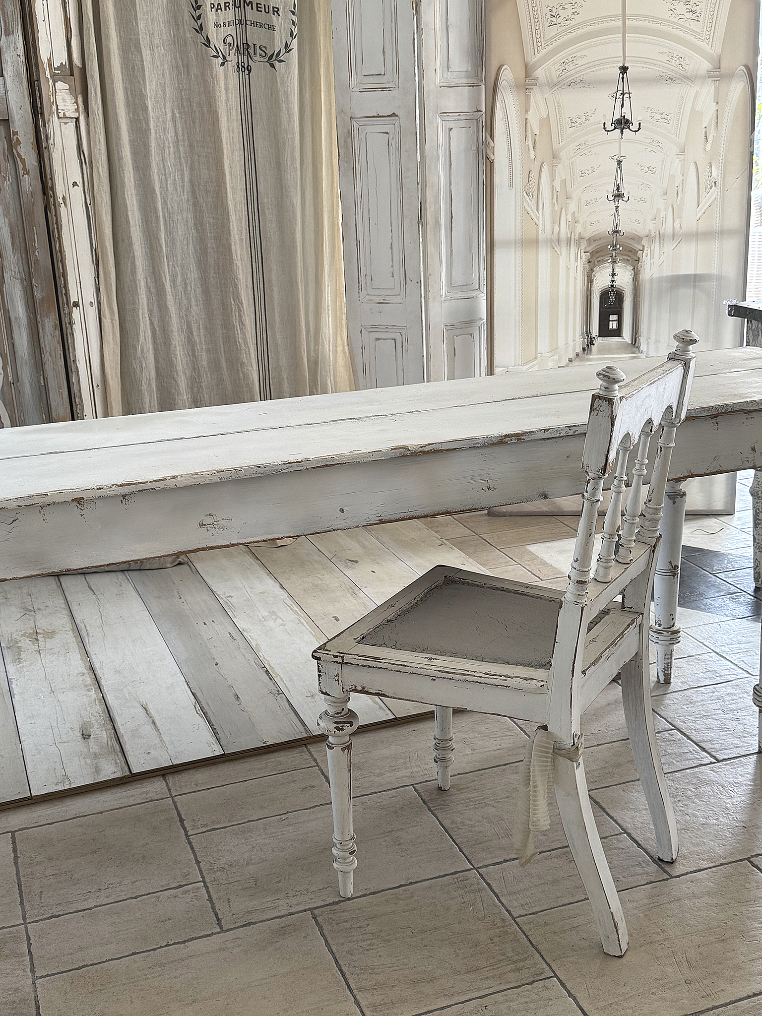 Antiker Wirtshaustisch im Shabby-Chic***