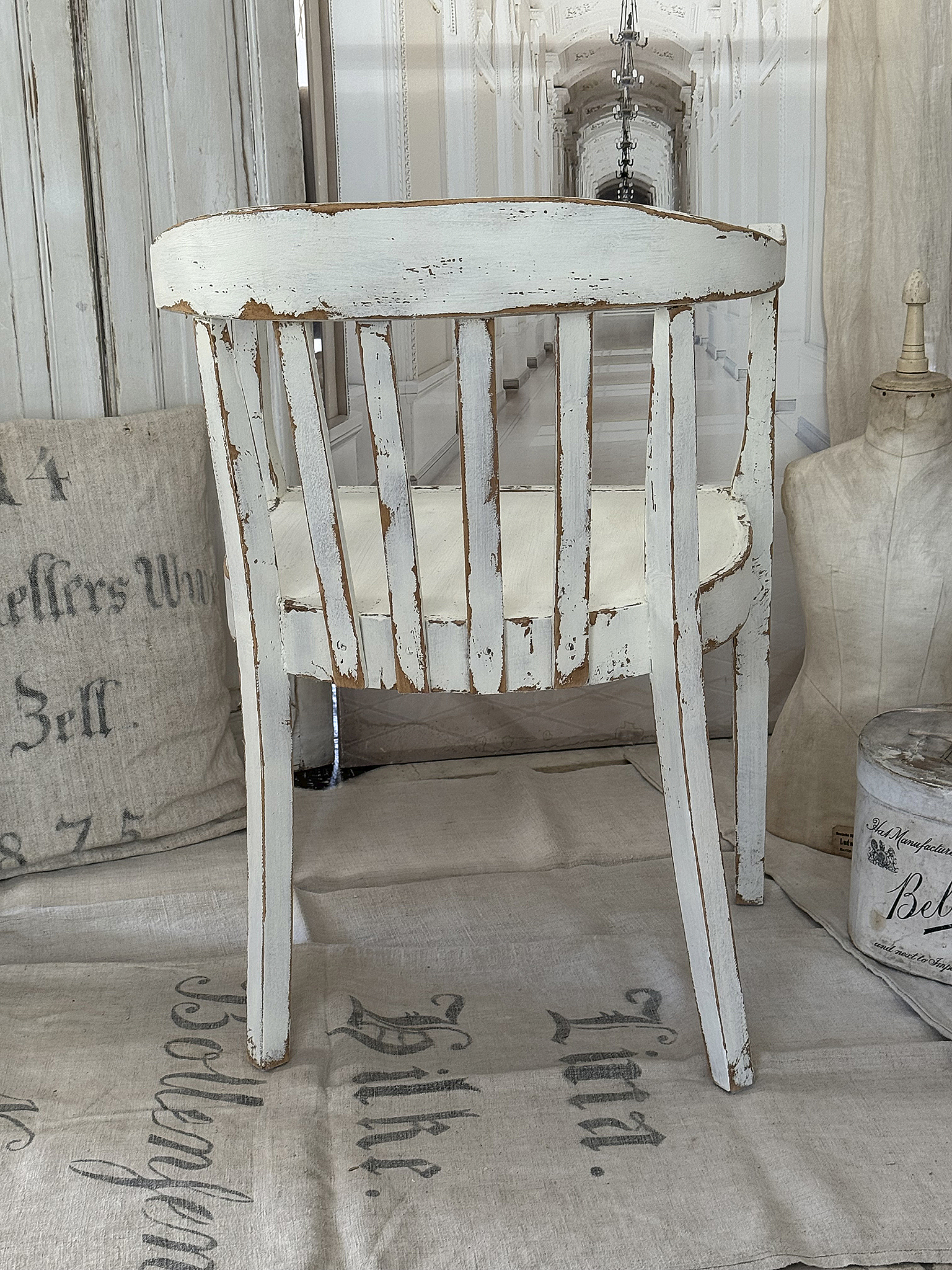 Alter breiter Bauhaus-Armlehnstuhl im authentischen Shabby-Chic***