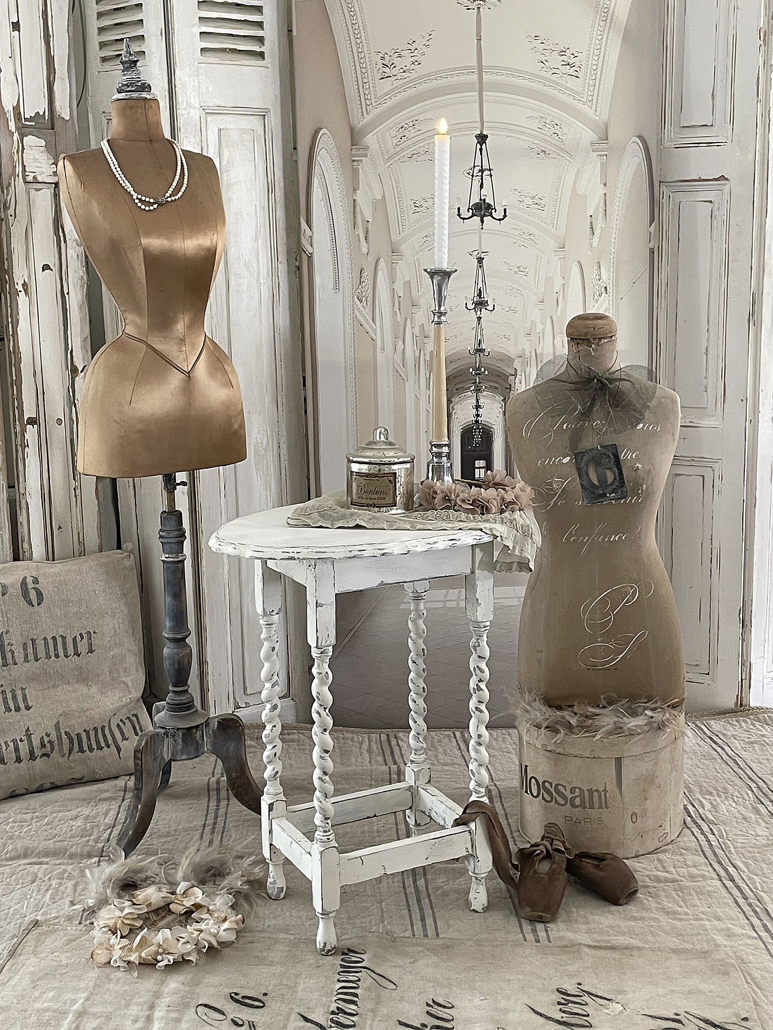Stilvolles Dekor mit Schaufensterpuppen und Vintage-Möbeln Elegante Schaufensterpuppen und antike Möbel in einem stilvollen Ambiente