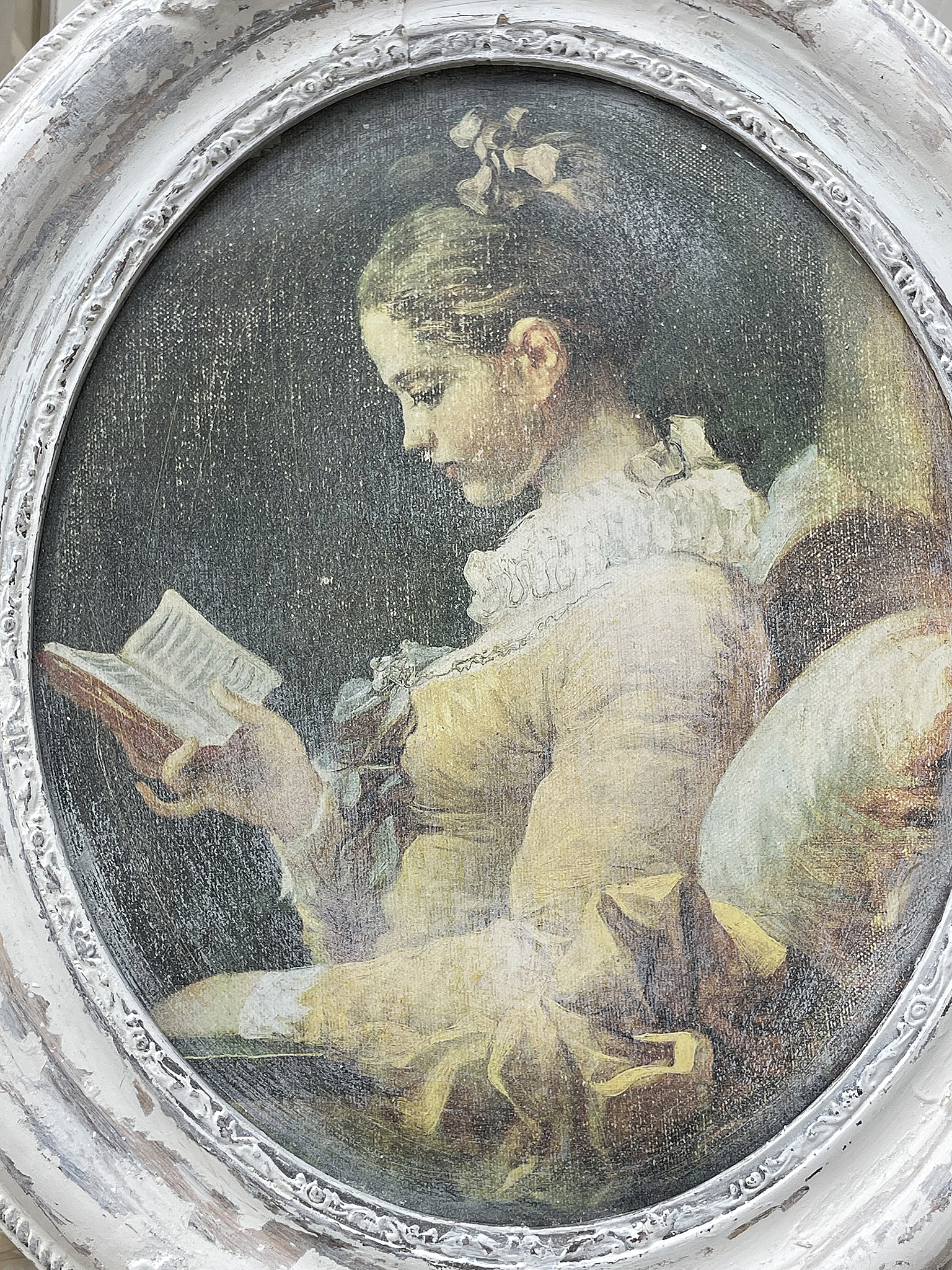 Gemälde einer Lesenden Dame im Vintage-Stil Porträt einer Dame, die in einem Buch liest, im Vintage-Rahmen.