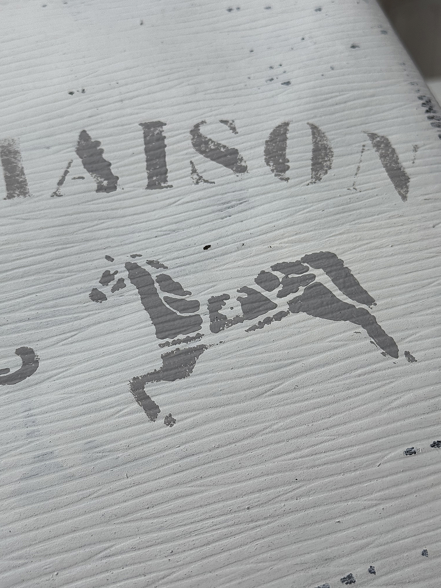 Dekoratives Holzschild mit Pferdemotiv und Schriftzug für Haus und Garten Detailaufnahme eines Holzschilds mit einem Pferd und dem Wort 'MAISON' darauf