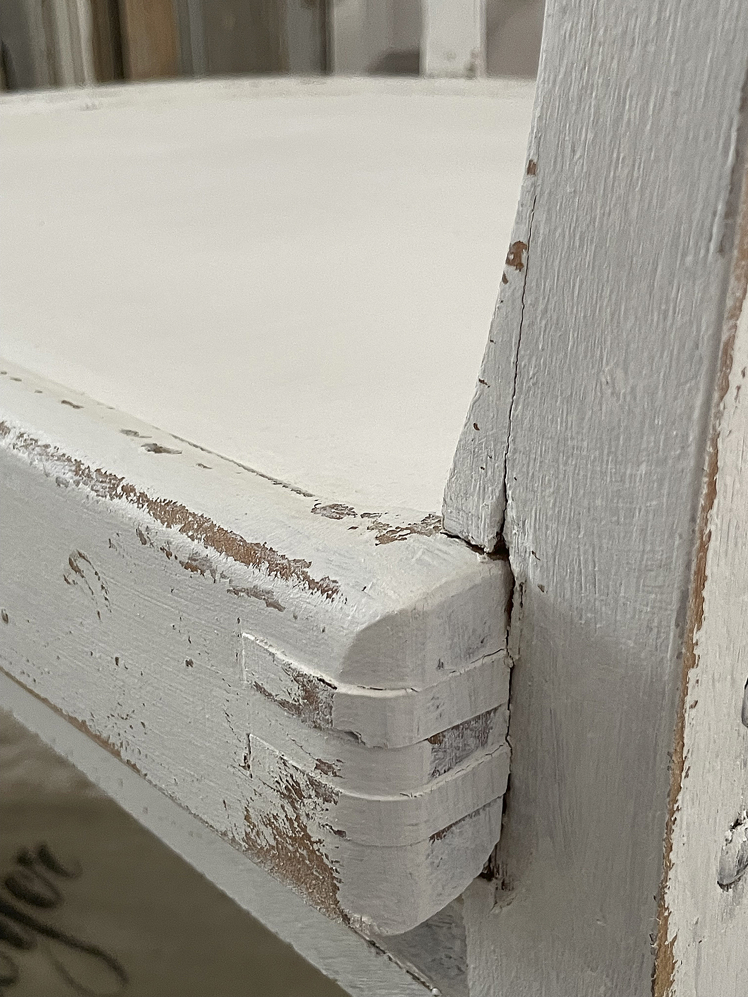 Detailansicht einer vintage weißen Holzoberfläche mit Patina Naheinstellung einer abgenutzten weißen Holzoberfläche mit sichtbaren Gebrauchsspuren