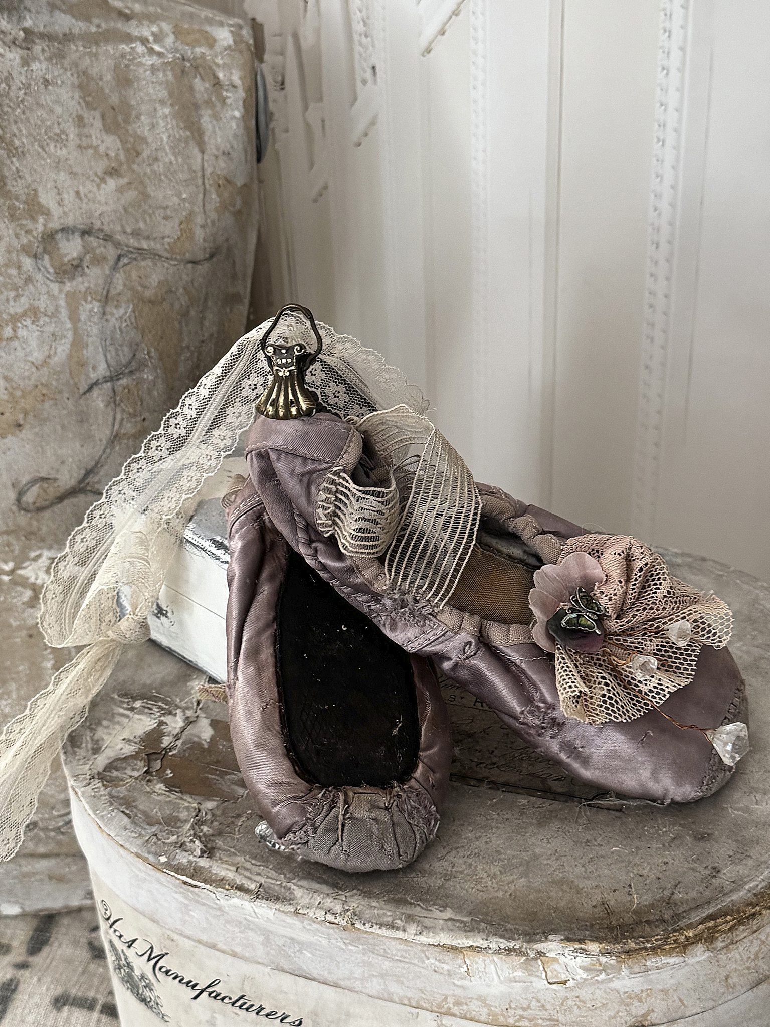 Ein Hauch vergangener Bühne – Ballettspitzenschuhe voller Geschichte***