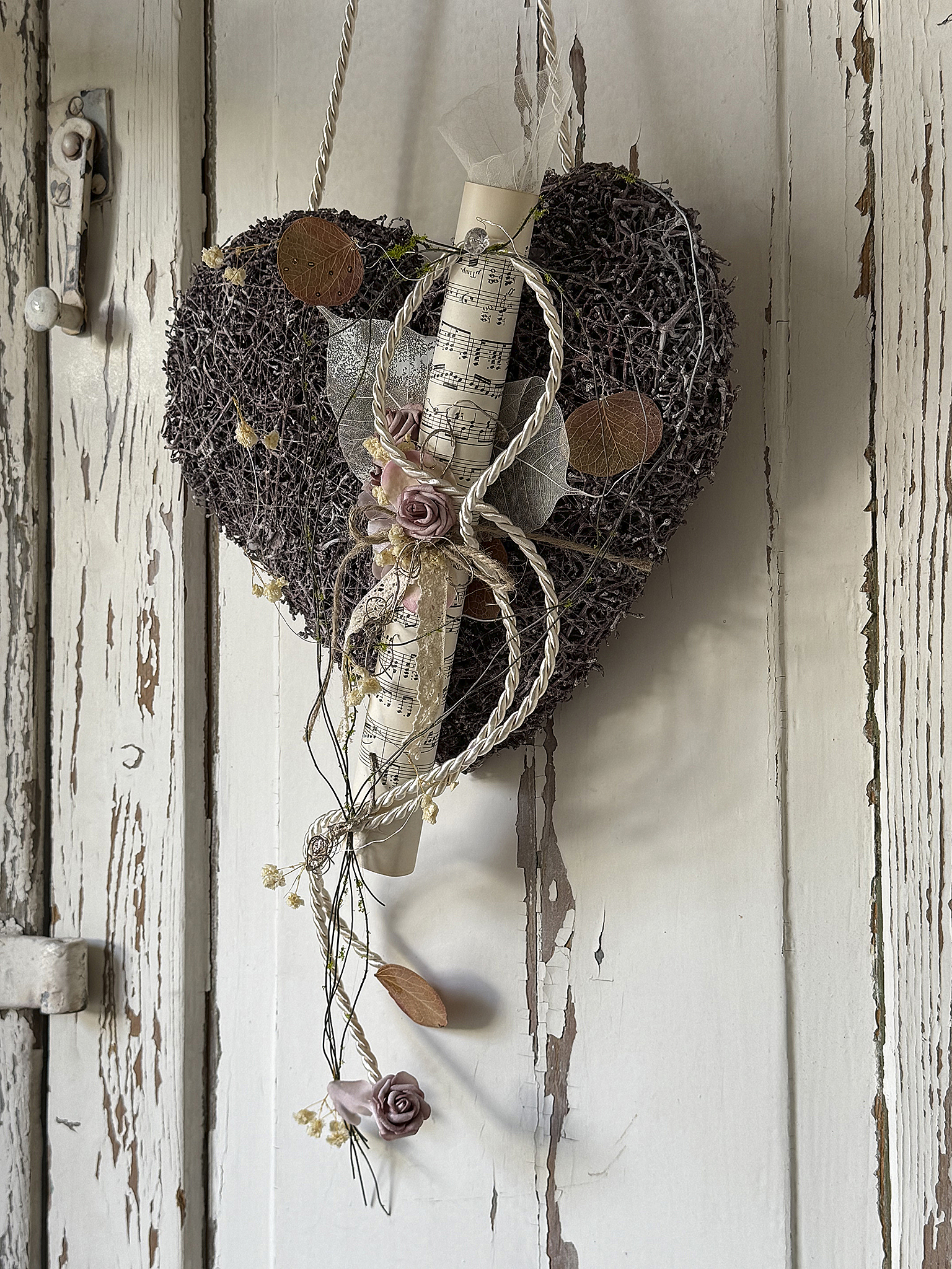 Beerenfarbenes Rebenherz mit Vintage-Notenblatt – romantische Landhausdeko im Shabby-Chic-Stil 1***