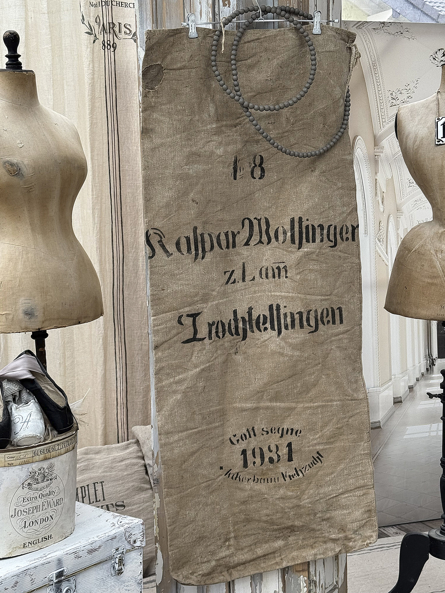 Antike Stofftasche mit Aufschrift und Schmuckdetails Detailaufnahme einer antiken Stofftasche mit der Aufschrift 'Ralphar Woltinger z.Lam' und historischen Dekorelementen