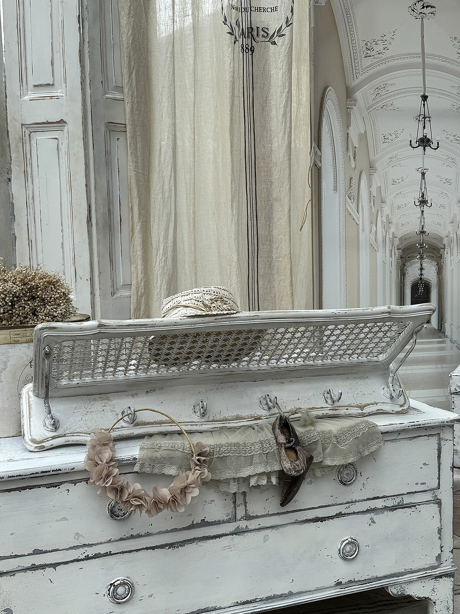 Altes Garderobenregal mit Ablage Altes Garderobenregal mit Ablage