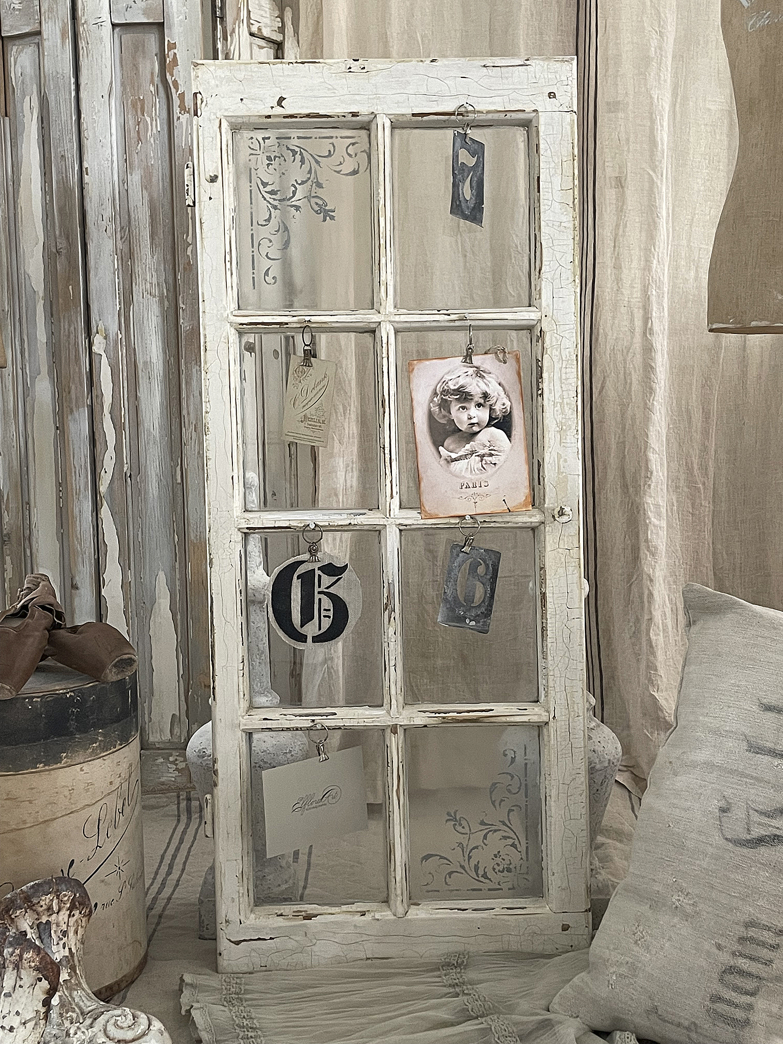 Antikes Fenster mit dekorativen Elementen und Historienbildern Altes Fenster mit geschmackvollen Dekorationen und nostalgischen Bildern