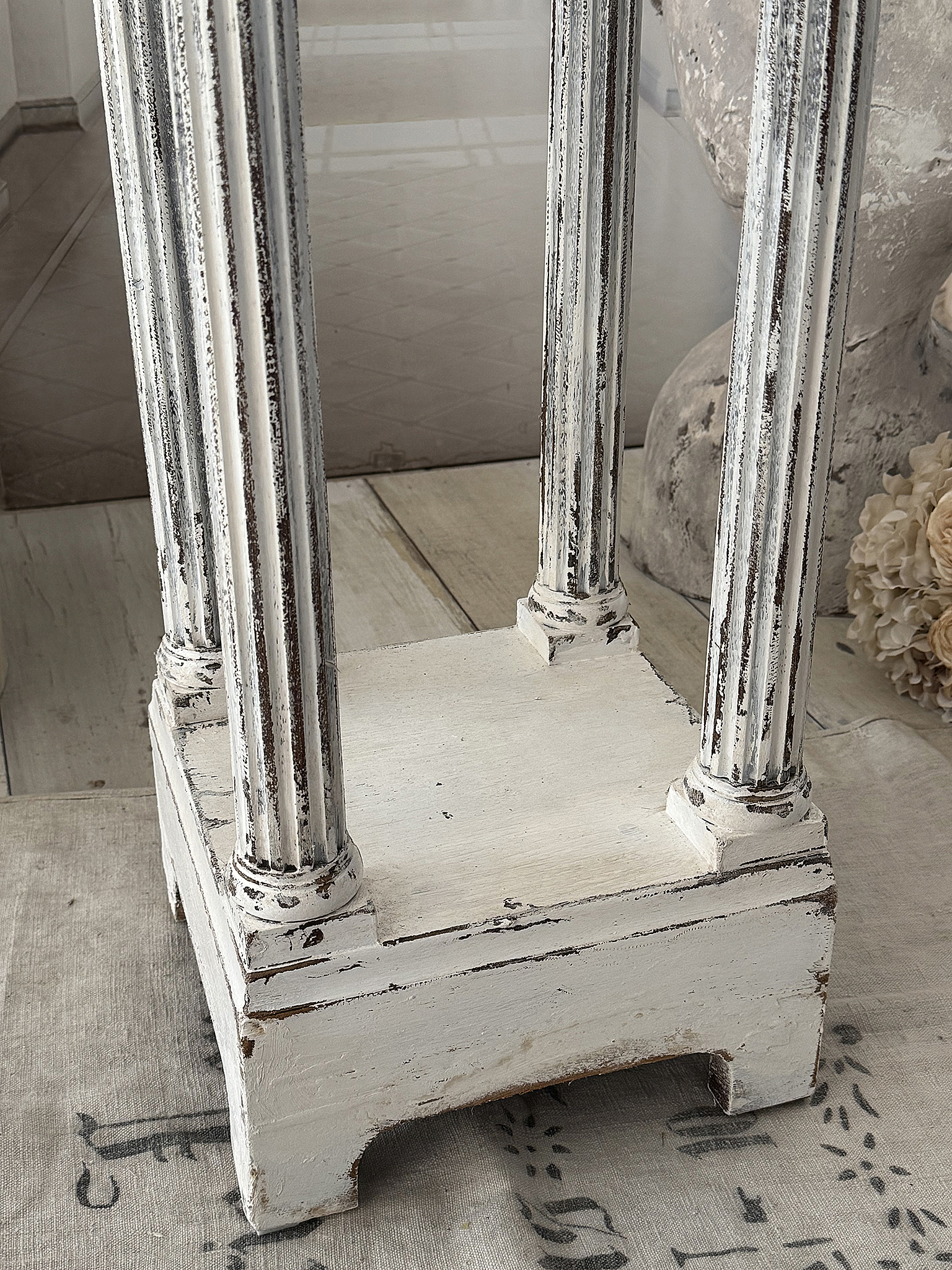 Antikes Shabby-Chic Standsäulenregal aus Vollholz – ein außergewöhnliches Liebhaberstück*** 