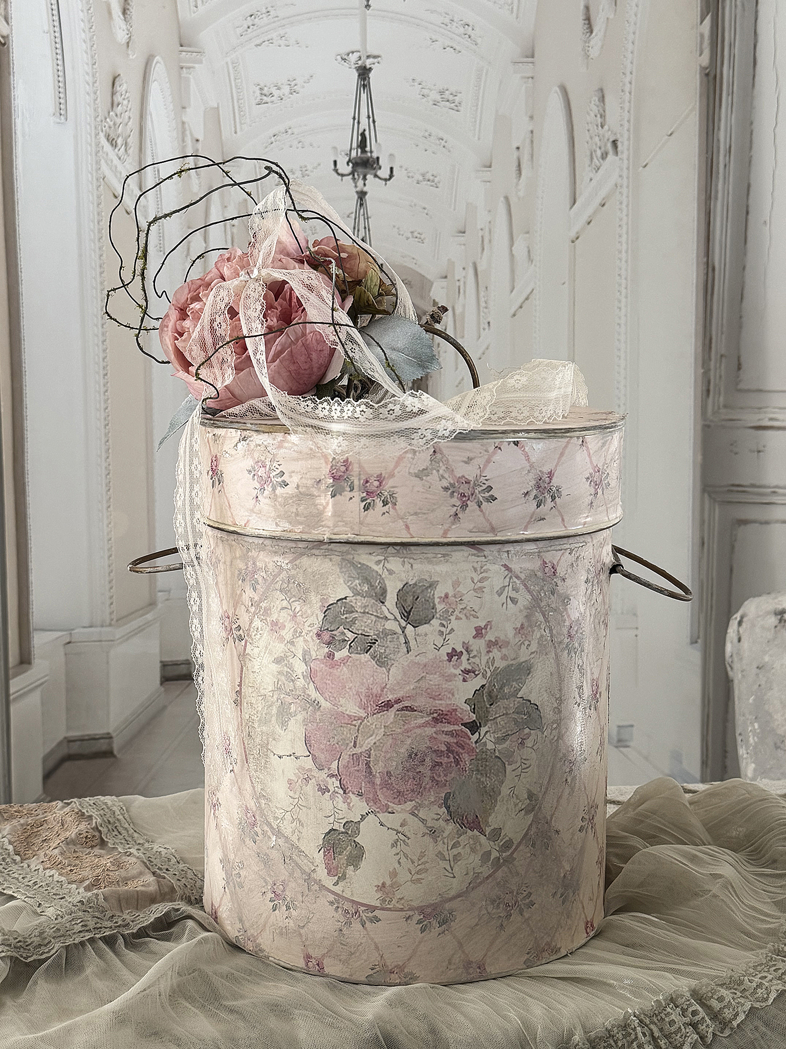 Alte Blechdose mit Rosen – romantisches Vintage-Arrangement