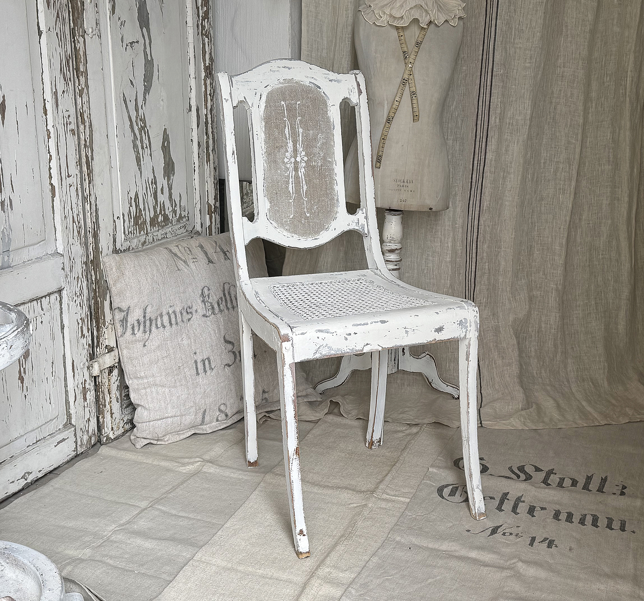 Antiker Shabby Chic Stuhl mit Wiener Geflecht & altem Leinen – handveredeltes Einzelstück im Jugendstil***