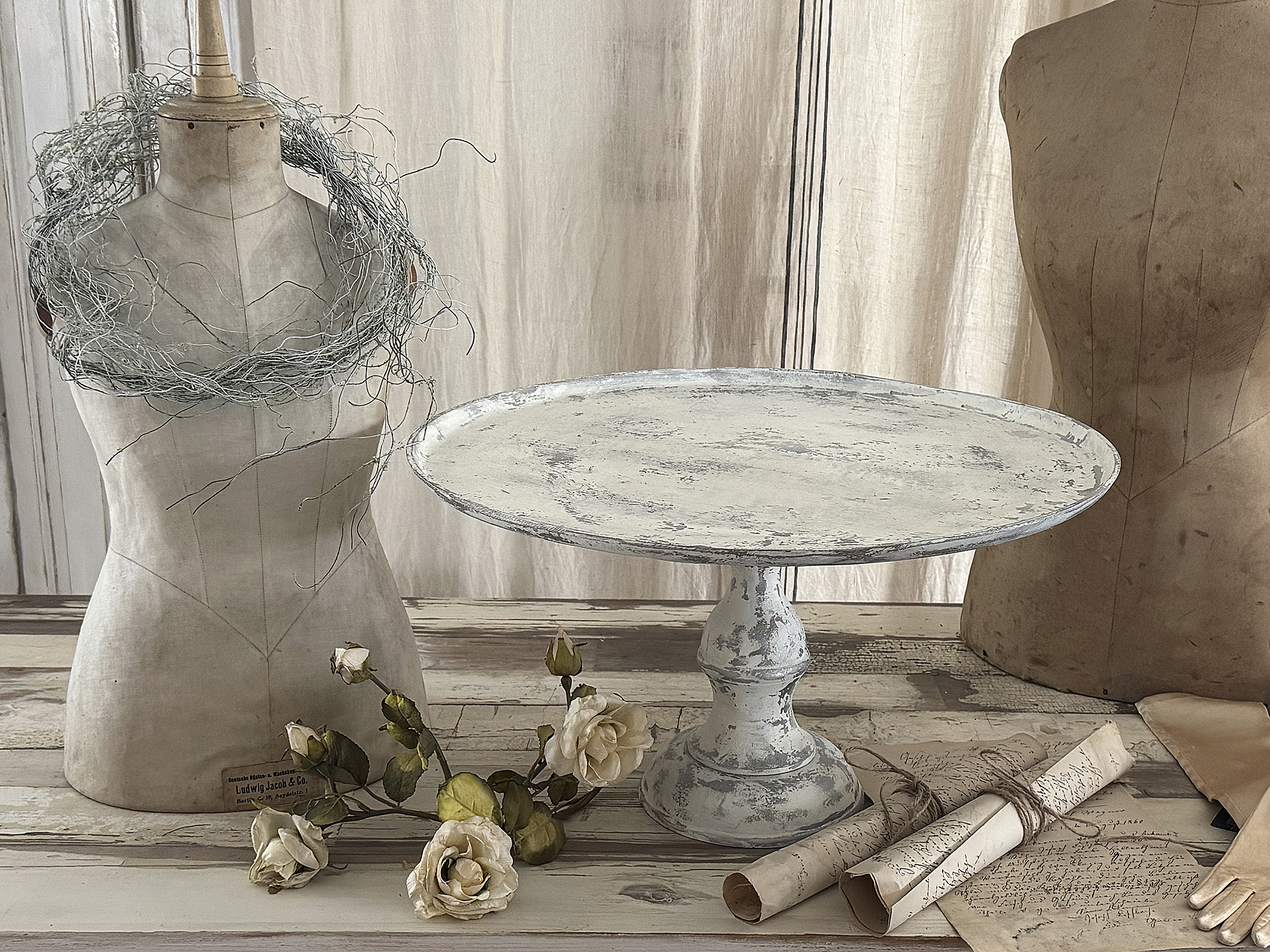 Dekorative große Fußschale im weißen Shabby-Kleid – ein romantisches Ensemble***