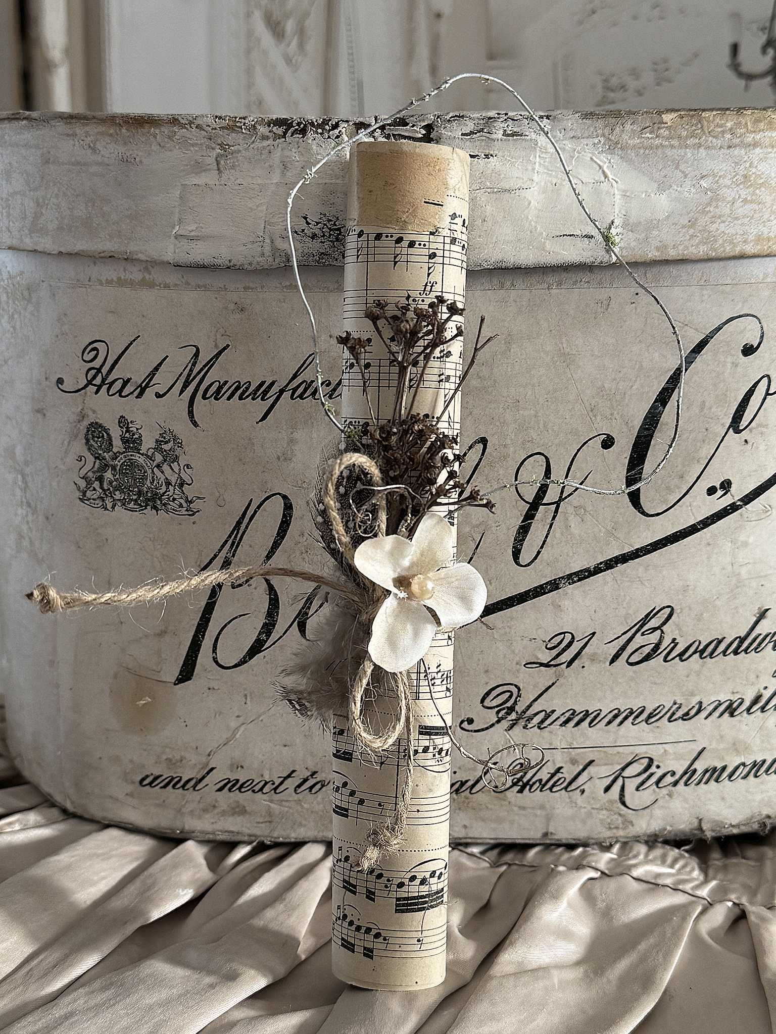 Alte Spitzenschuhe im weißen-zart grauen Vintagekleid mit Notenblatt***