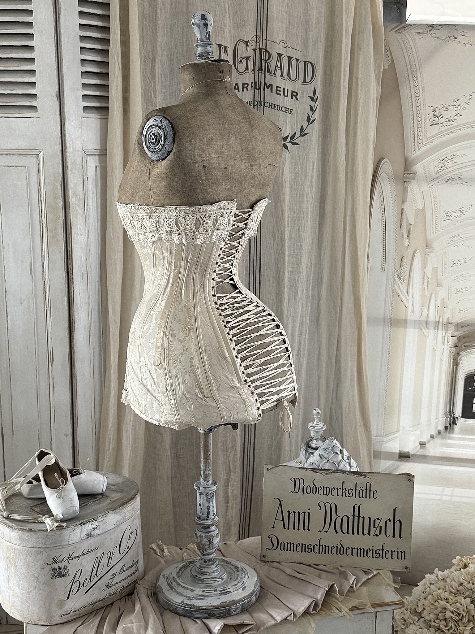 Antike Schneiderbüste „Wespentaille“ mit Vintage-Korsett – Sammlerstück***