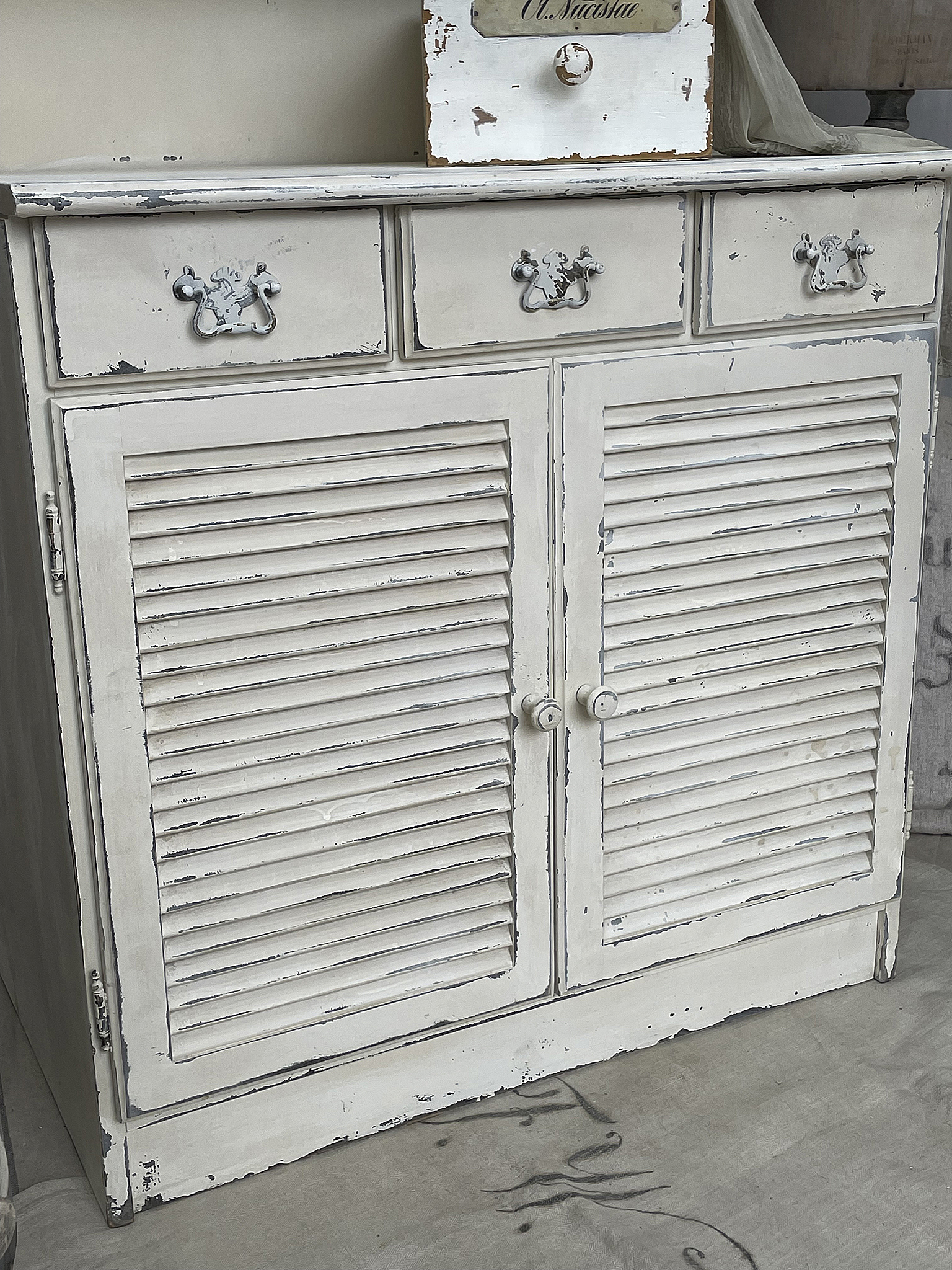 Alter zierlicher Buffet-Shabbyschrank aus Frankreich 2*** Alter zierlicher Buffet-Shabbyschrank aus Frankreich 2***