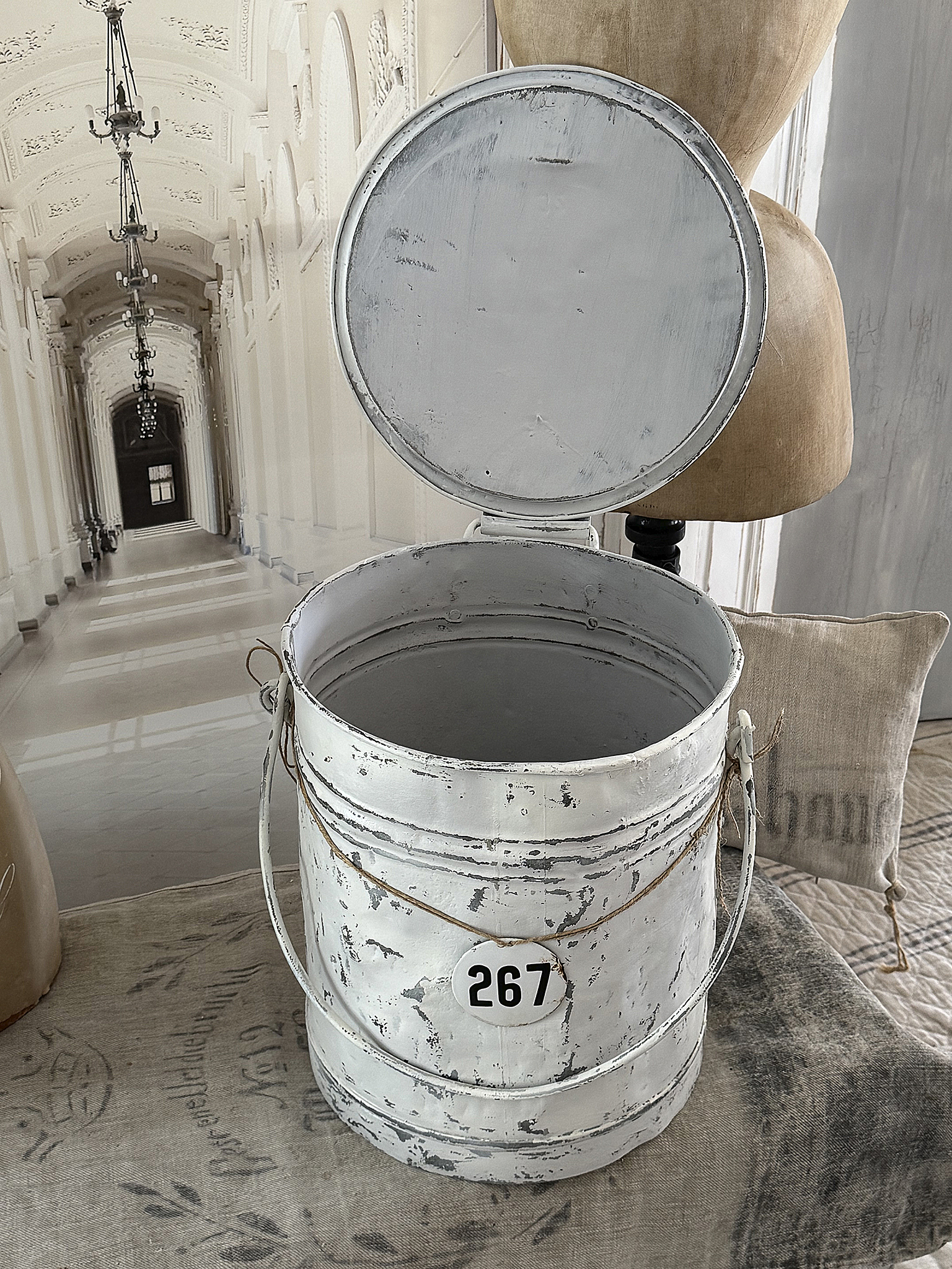 Alte Zinkmülltonne / Kohleneimer – im authentischen weißen Shabby Chic***