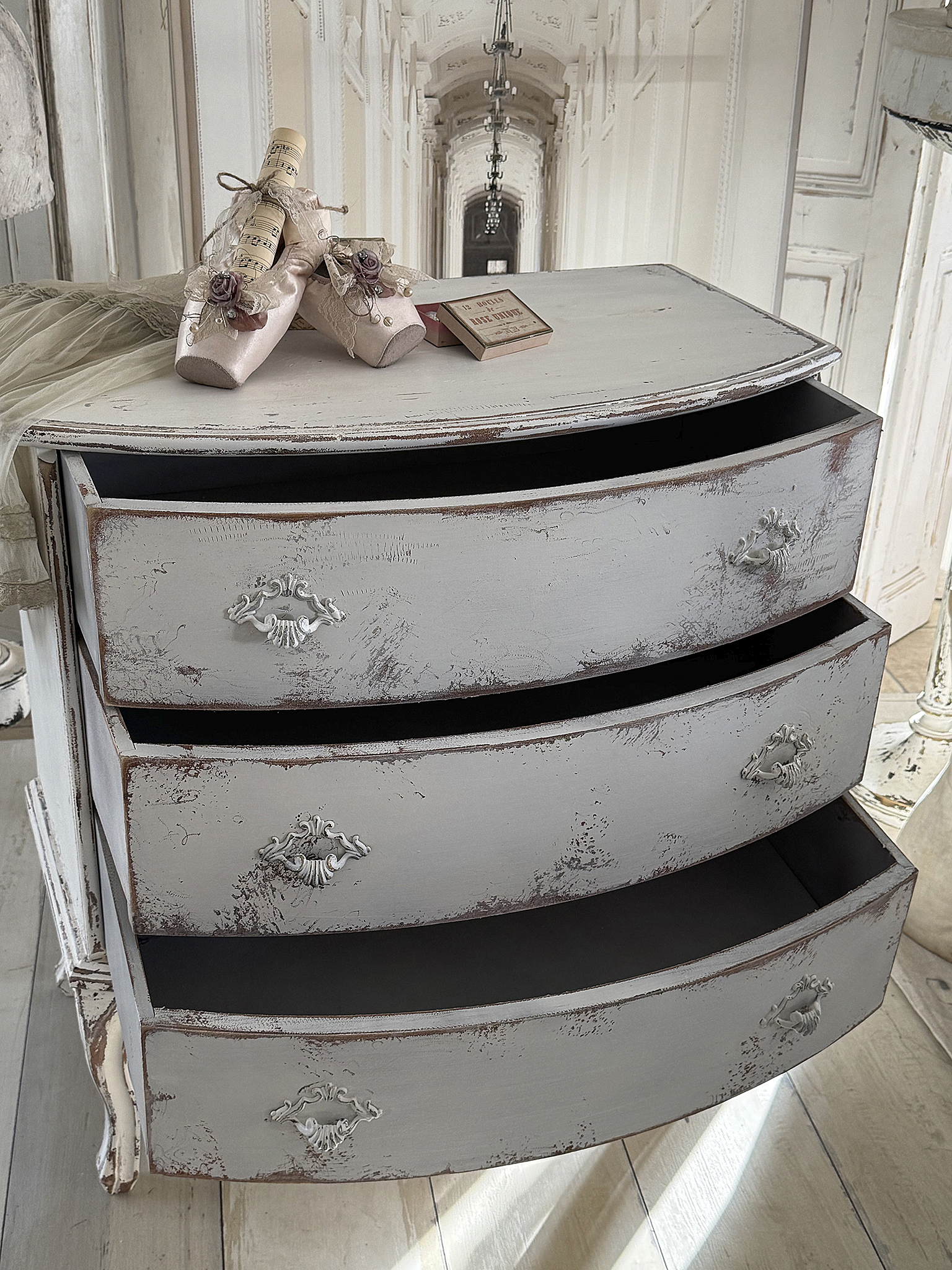Alte Shabby-Schubladenkommode mit Vintage-Charme***