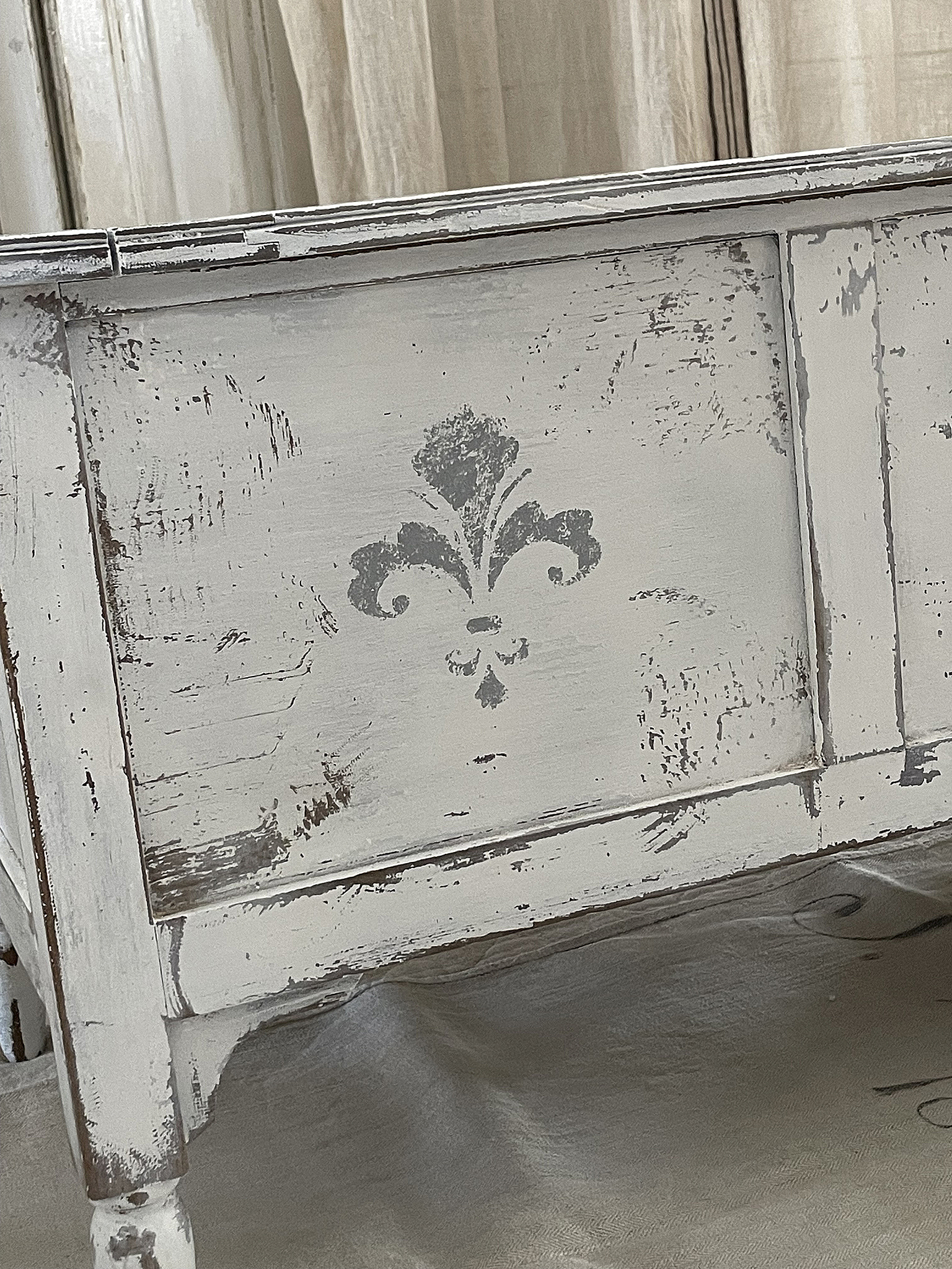 Vintage Holzkiste mit elegantem Motiv Detailaufnahme einer vintage Holzkiste mit floralem Aufdruck und geschädigter Oberfläche