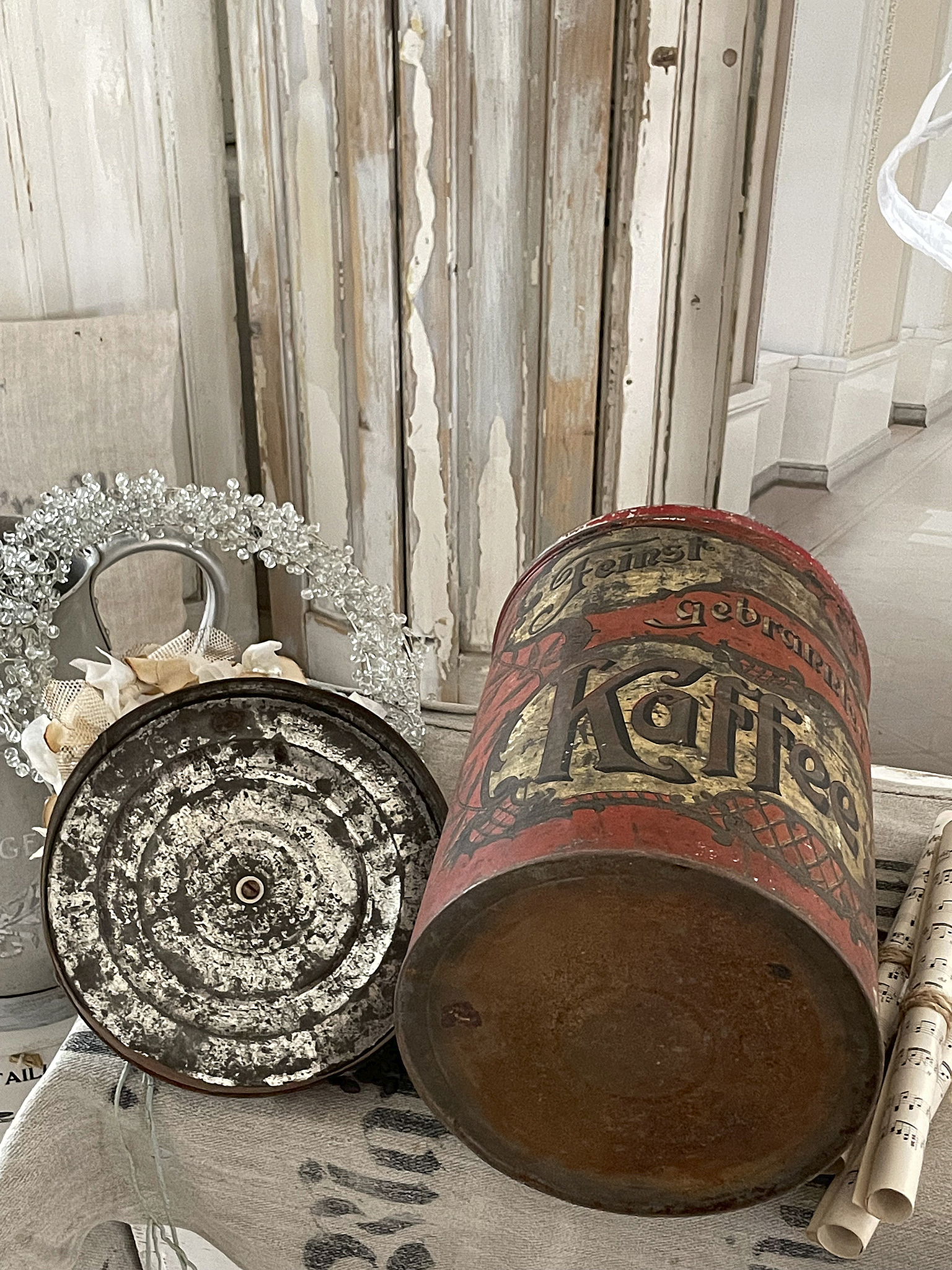 Vintage Kaffeetonne aus Metall mit nostalgischem Design Alte Kaffeetonne aus der Vergangenheit mit dekorativen Elementen