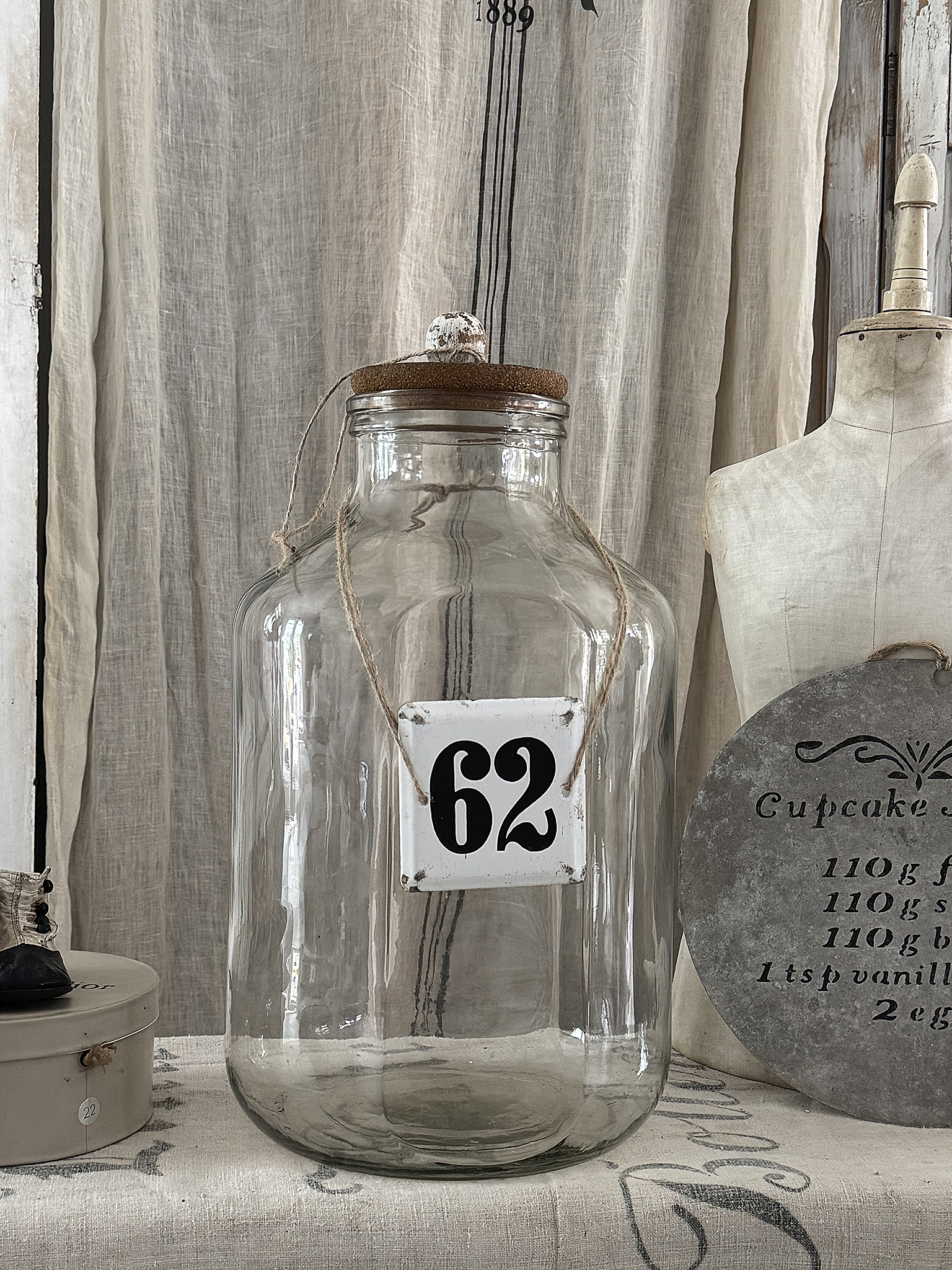 Seltenes XXL-Bonbonglas mit altem Emaille-Schild – ein besonderer Blickfang mit Charakter***