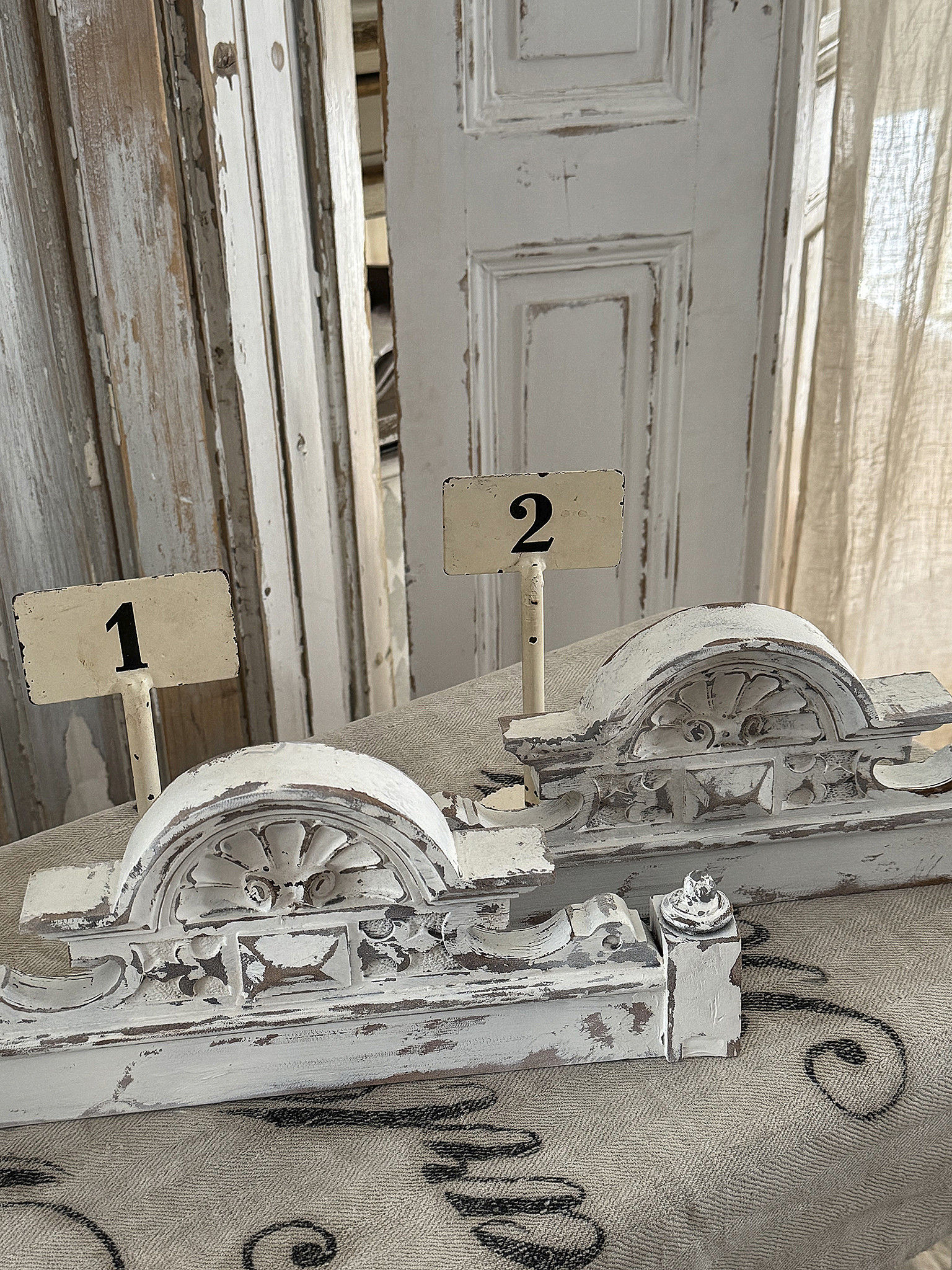 Antike Schrankkronen im alten Lack – kleine Schätze vergangener Handwerkskunst*** Antike Schrankkronen im alten Lack – kleine Schätze vergangener Handwerkskunst***