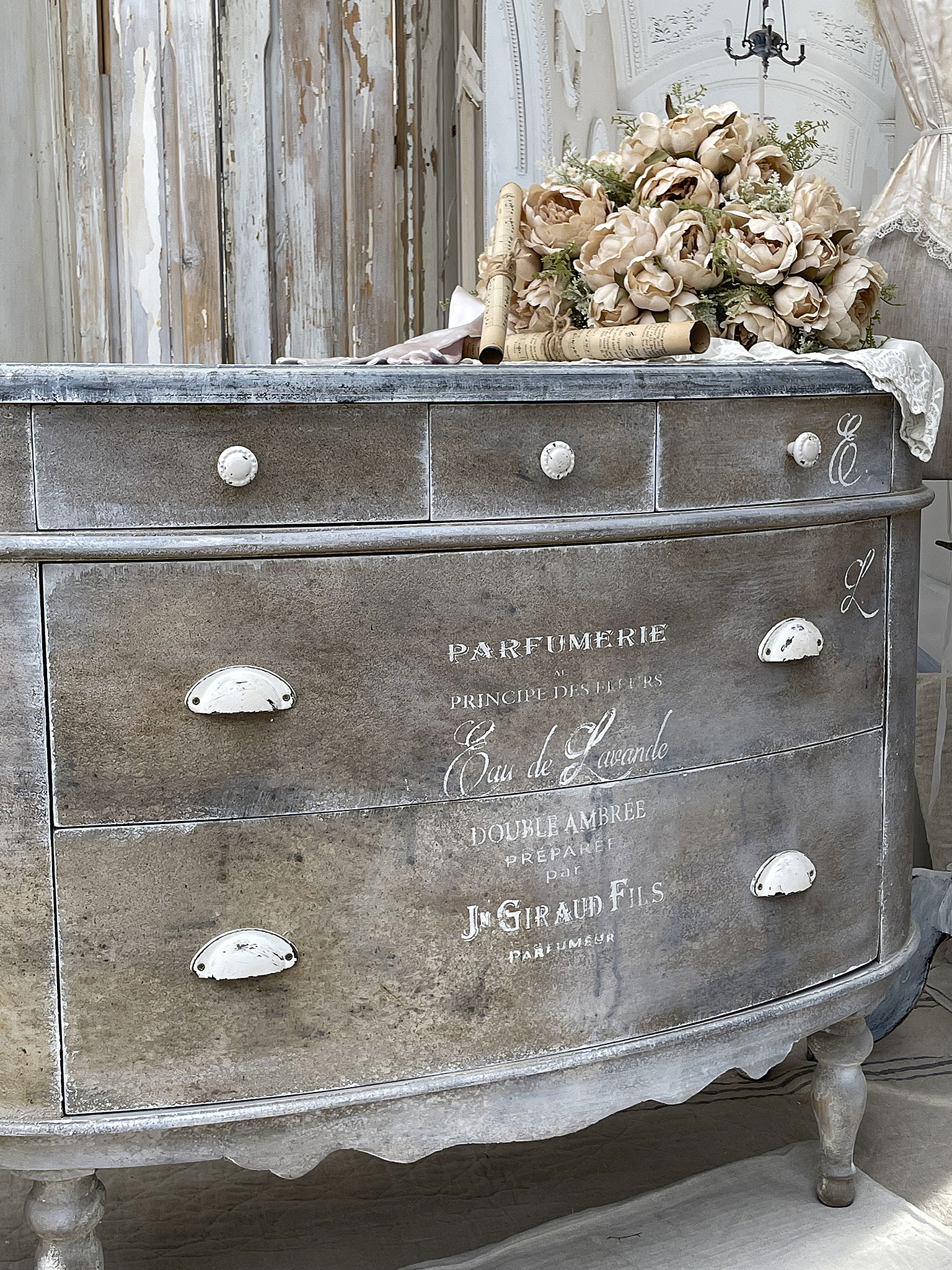 Vintage Kommode mit luxuriösem Parfümdesign und Blumendekoration Antike Kommode mit Parfümaufschrift und einer Blumendekoration aus Kunstblumen