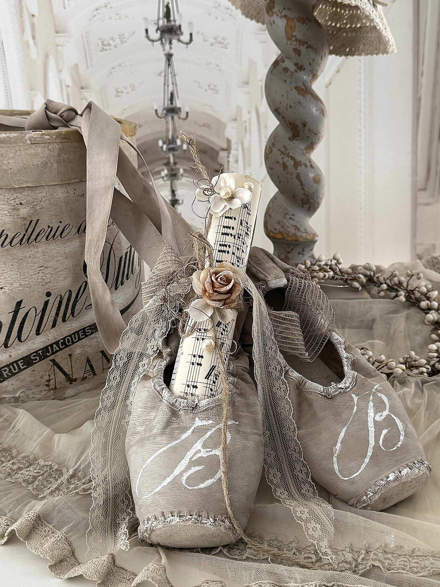 Vintage Spitzenschuhe Sandtaupe mit Monogramm B***