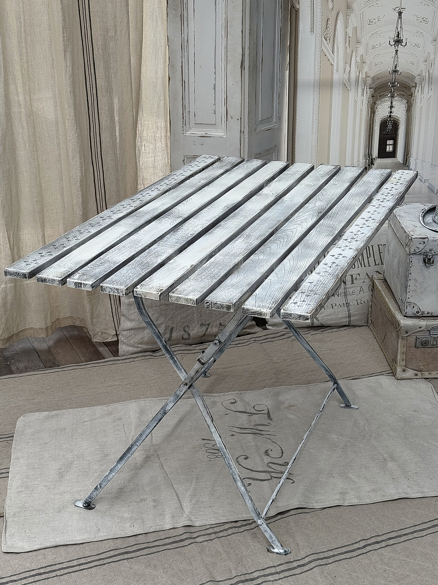 Rustikaler faltbarer Holztisch mit Metallgestell im Shabby-Chic-Design Faltbarer Holztisch mit abgenutzter Oberfläche und stabilen Metallbeinen
