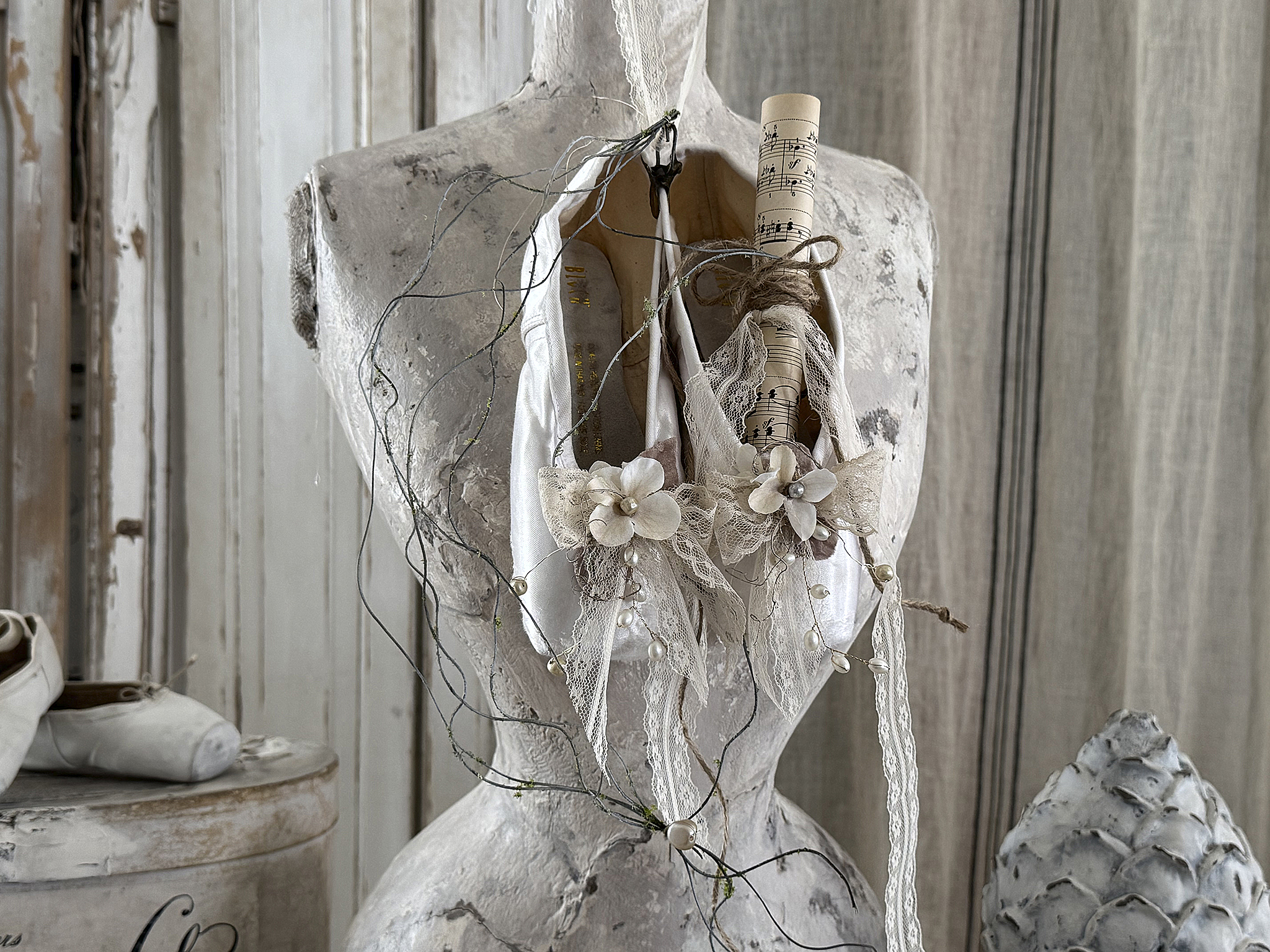 Weiße Spitzen-Ballettschuhe mit Notenblatt***