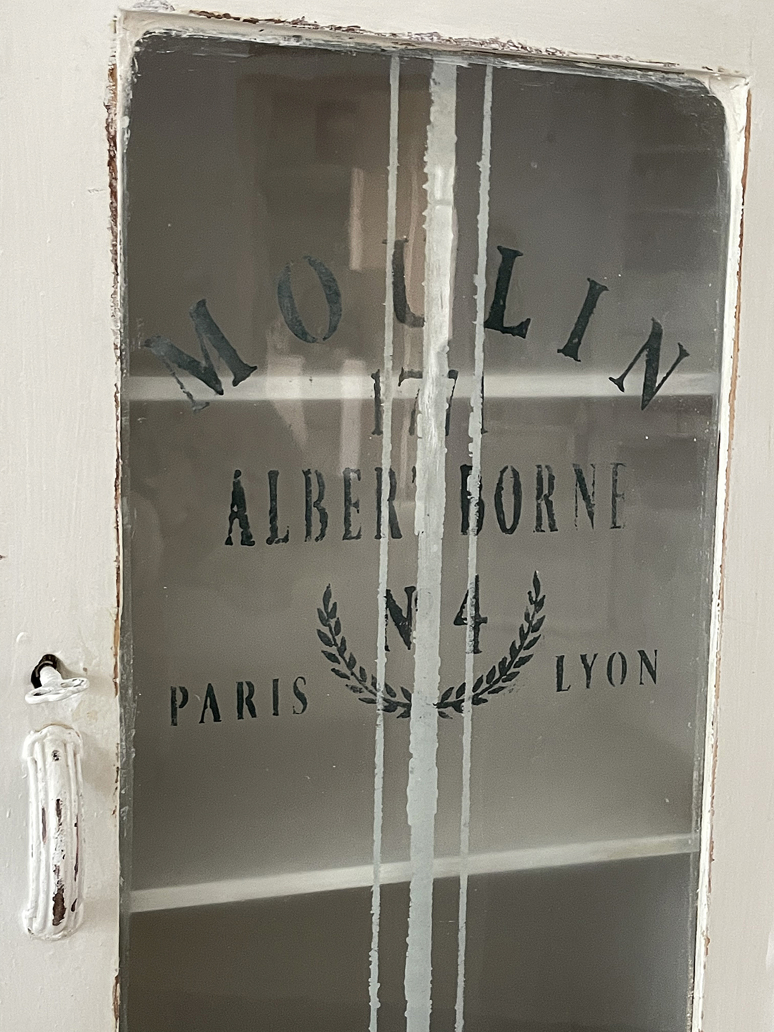 Vintageregale mit Aufschrift Moulin 1771 Albert Borne N4 aus Paris und Lyon Detailaufnahme einer glasscheibe mit der Aufschrift Moulin 1771 Albert Borne N4 Paris Lyon
