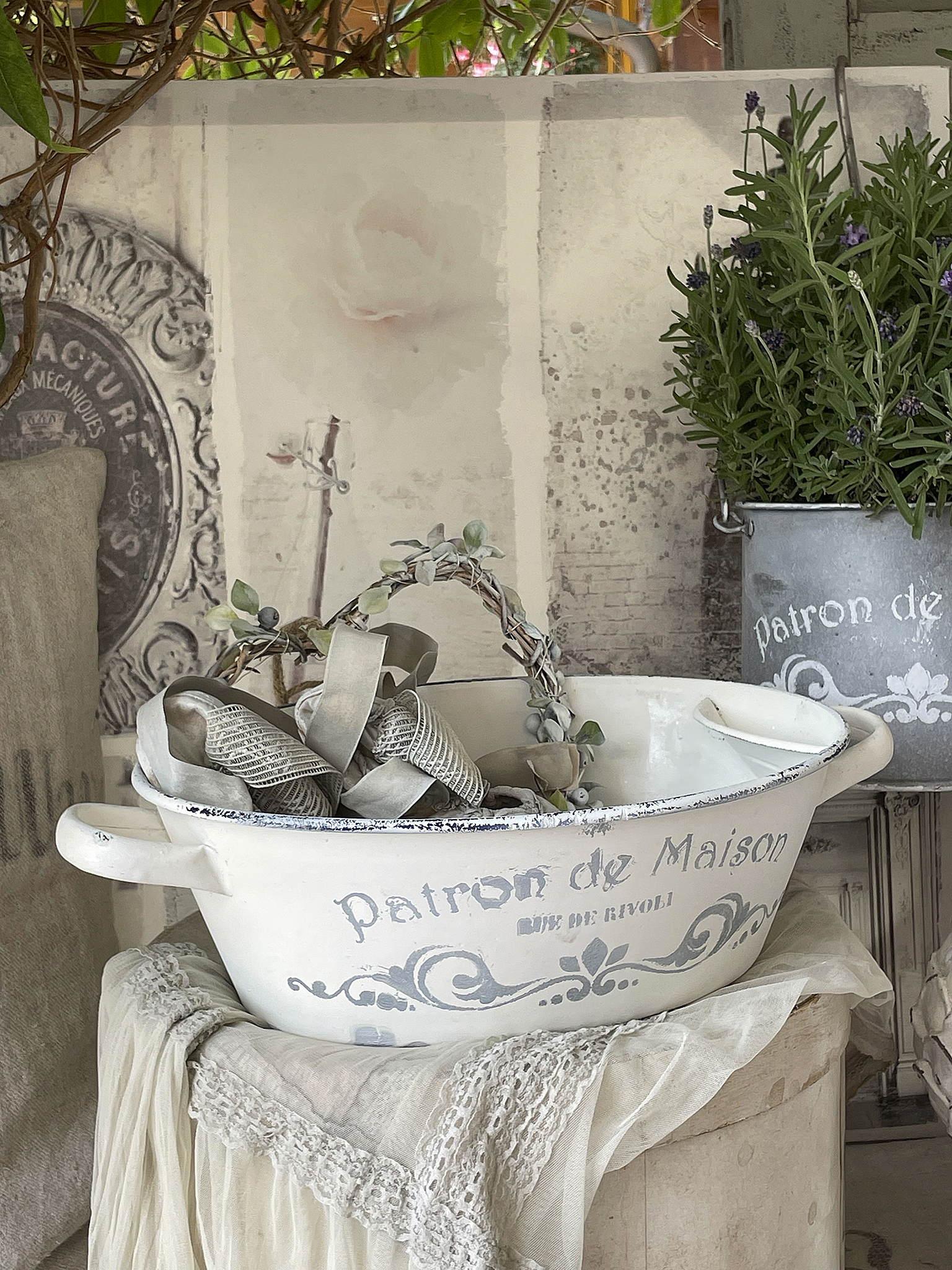 Dekorativer weißer Schüssel mit elegantem Design und Lavendel Weißes Behältnis mit dem Schriftzug 'Patron de Maison', gefüllt mit Dekorationsmaterial und Lavendel.