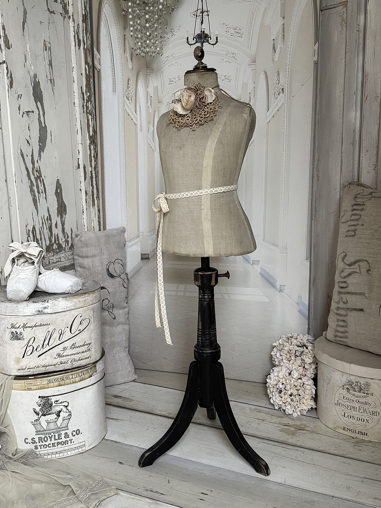 Zuckersüße antike Kinderschneiderpuppe – romantisches Original mit Vintage-Charme